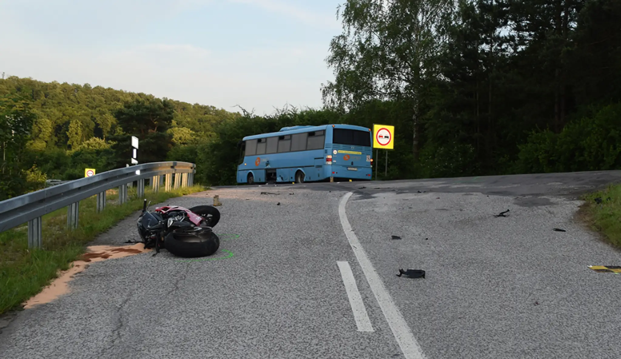 Na snímke motorka a autobus po zrážke.