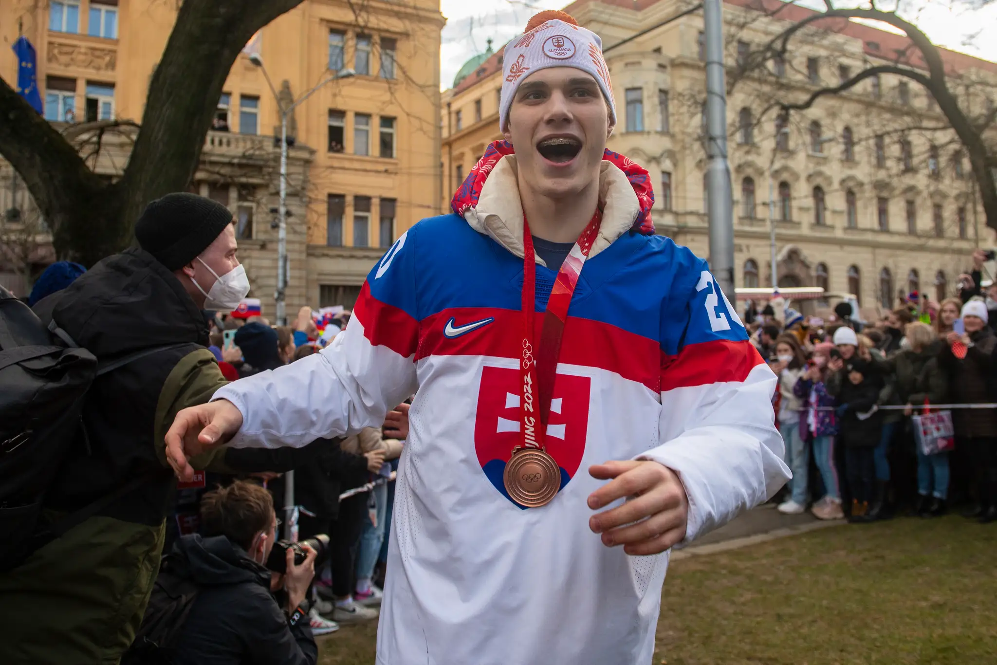 Juraj Slafkovský počas osláv bronzu zo ZOH 2022 na Námestí SNP v Bratislave.