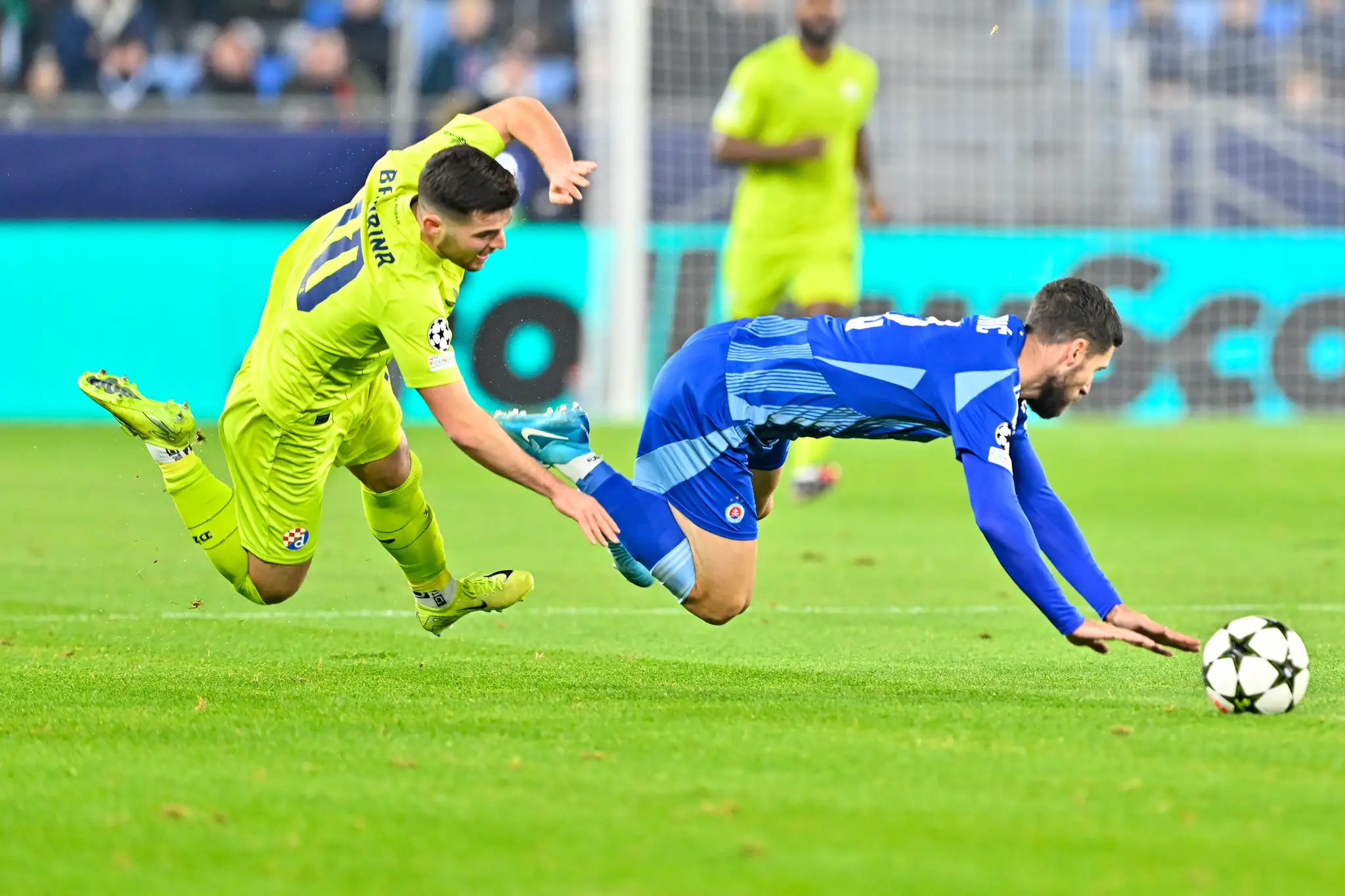 Na snímke sprava Kenan Barjič (Slovan) a Martin Baturina (Dinamo) bojujú o loptu.