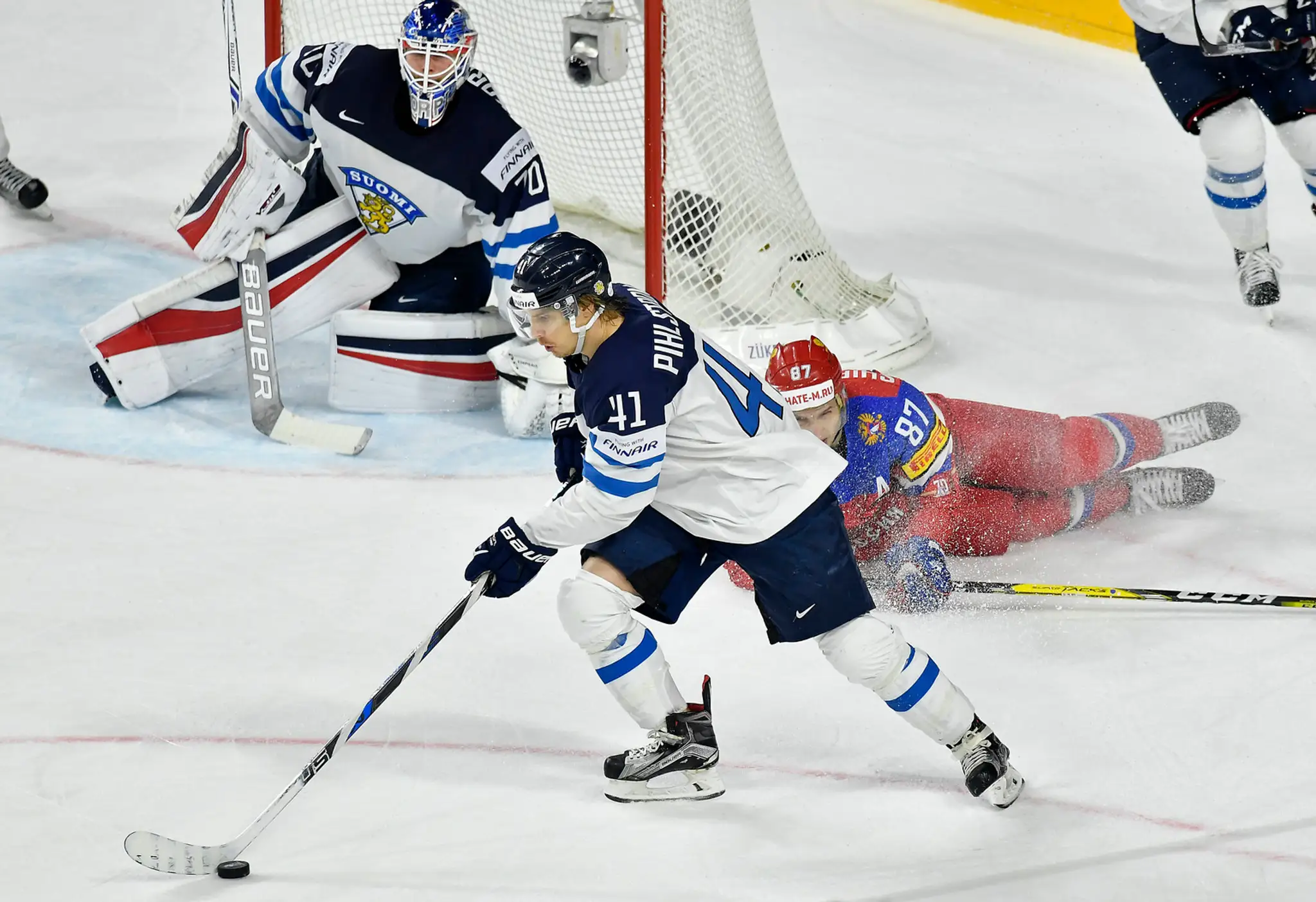 Antti Pihlström (vľavo) z Fínska uniká pred Vadimom Šipačovom v dueli o bronz na MS 2017 proti Rusku.
