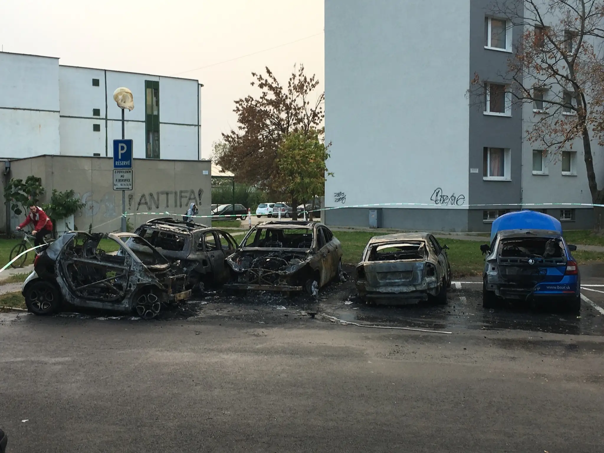 V Podunajských Biskupiciach zhorelo päť áut.