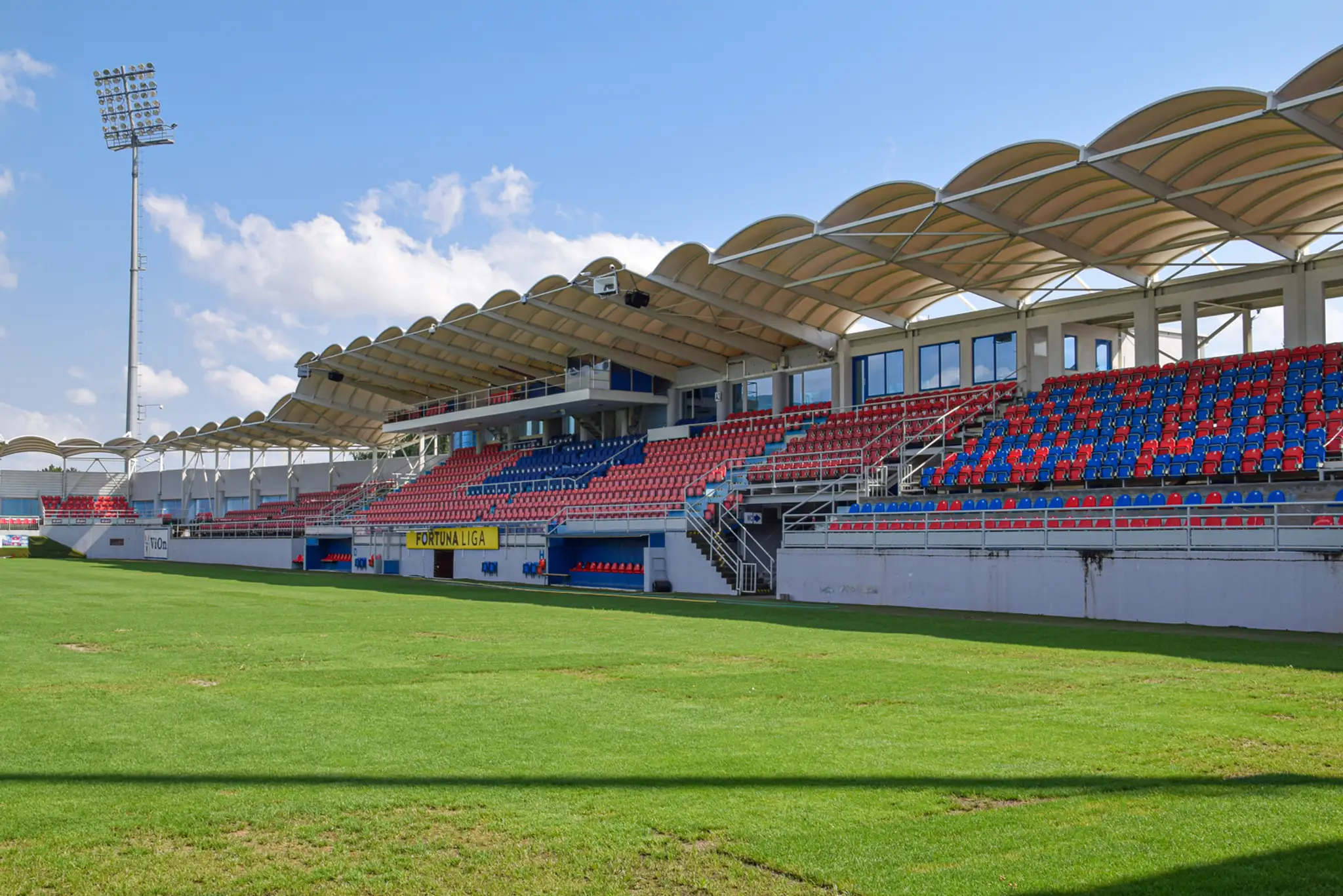 Hlavná tribúna ViOn Arény, v ktorá je domovským štadiónom účastníka Fortuna ligy FC ViOn Zlaté Moravce - Vráble.