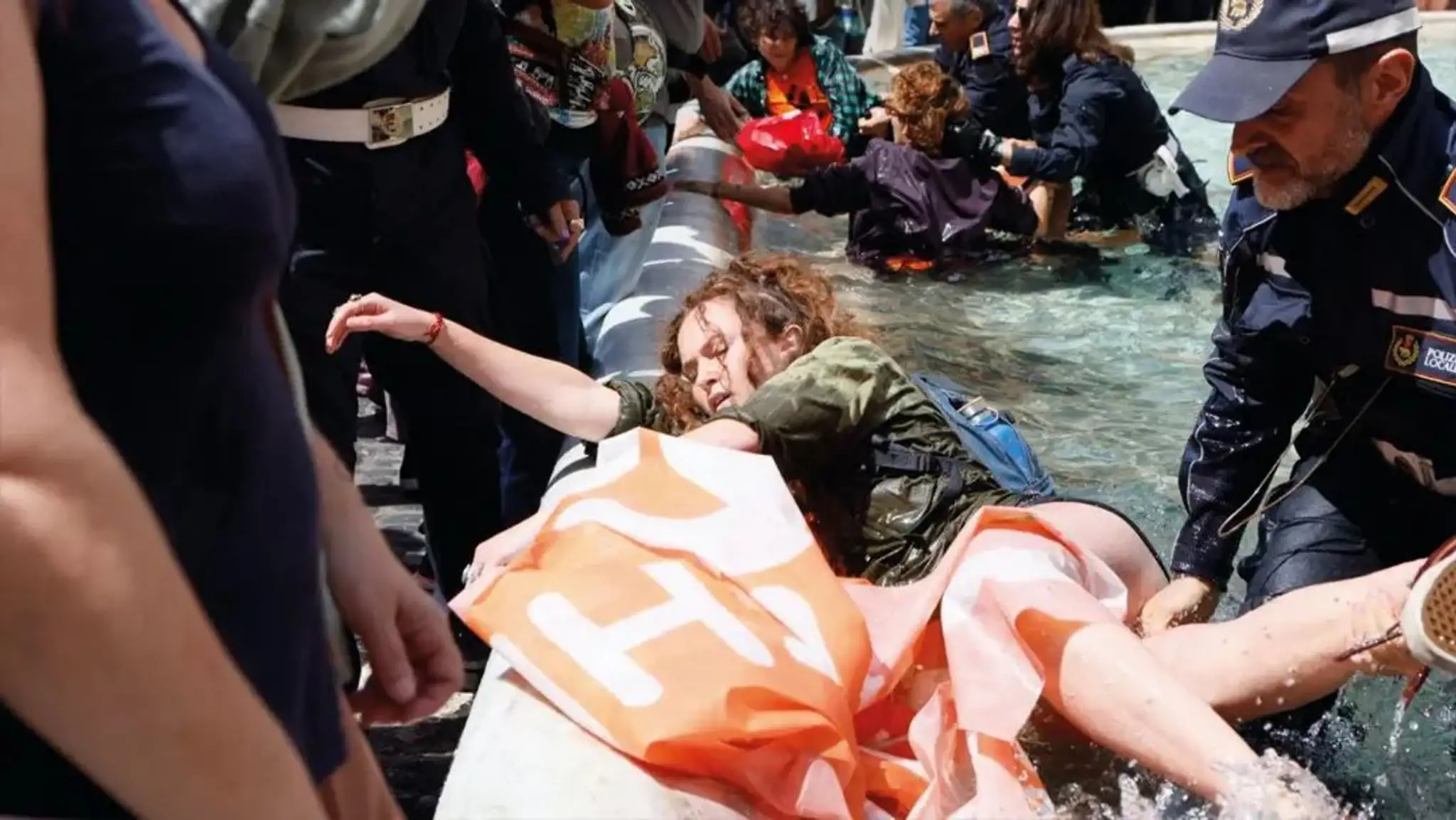 Protest klimatických aktivistov vo Fontáne di Trevi v Ríme.