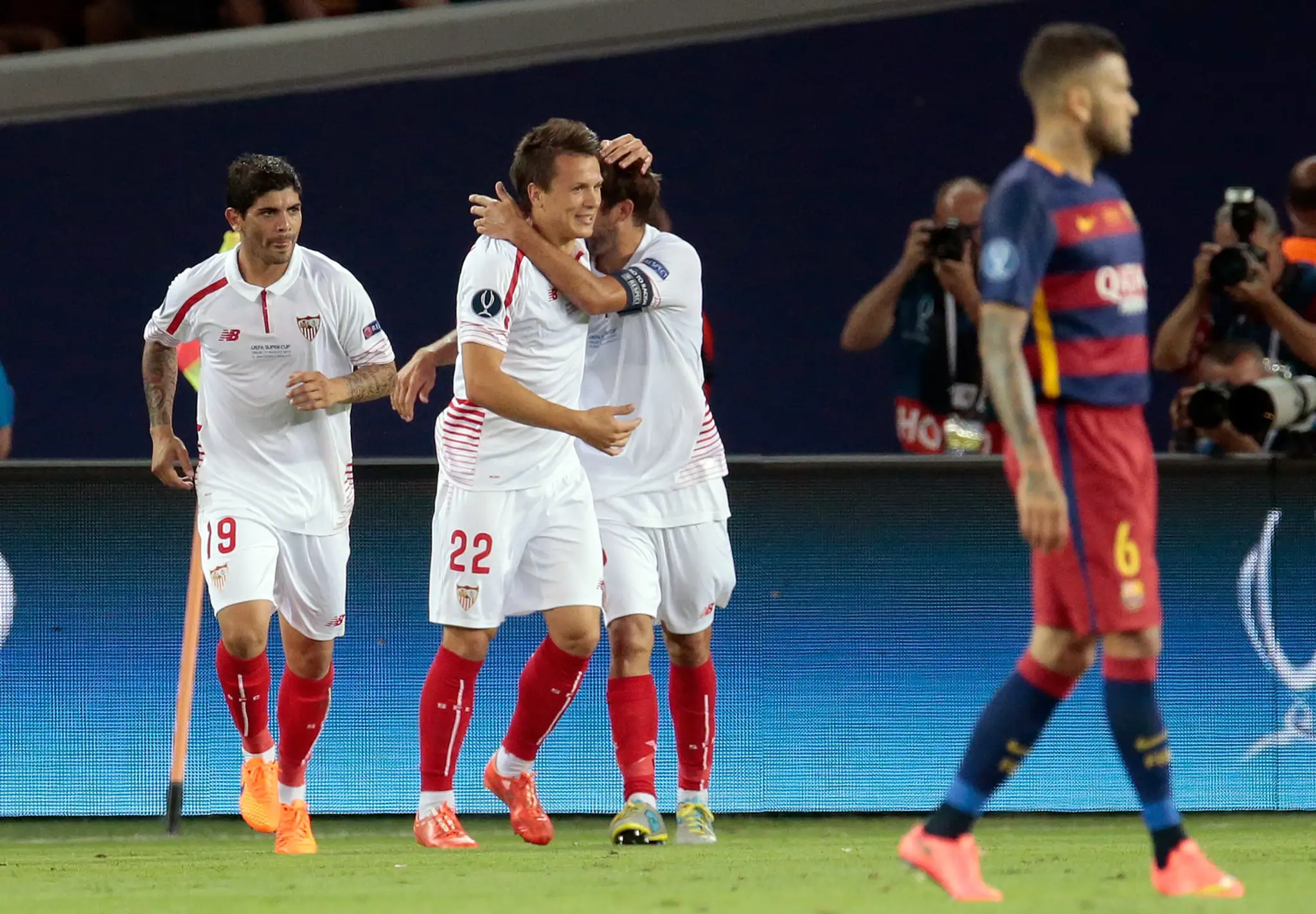 Hráci FC Sevilla v Super pohári sa tešia z gólu do bránky FC Barcelona.