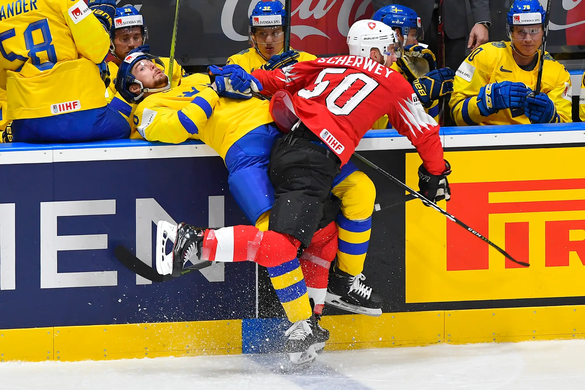 Zľava Švéd John Klingberg a Švajčiar Philipp Kurashev v dueli na MS 2019.