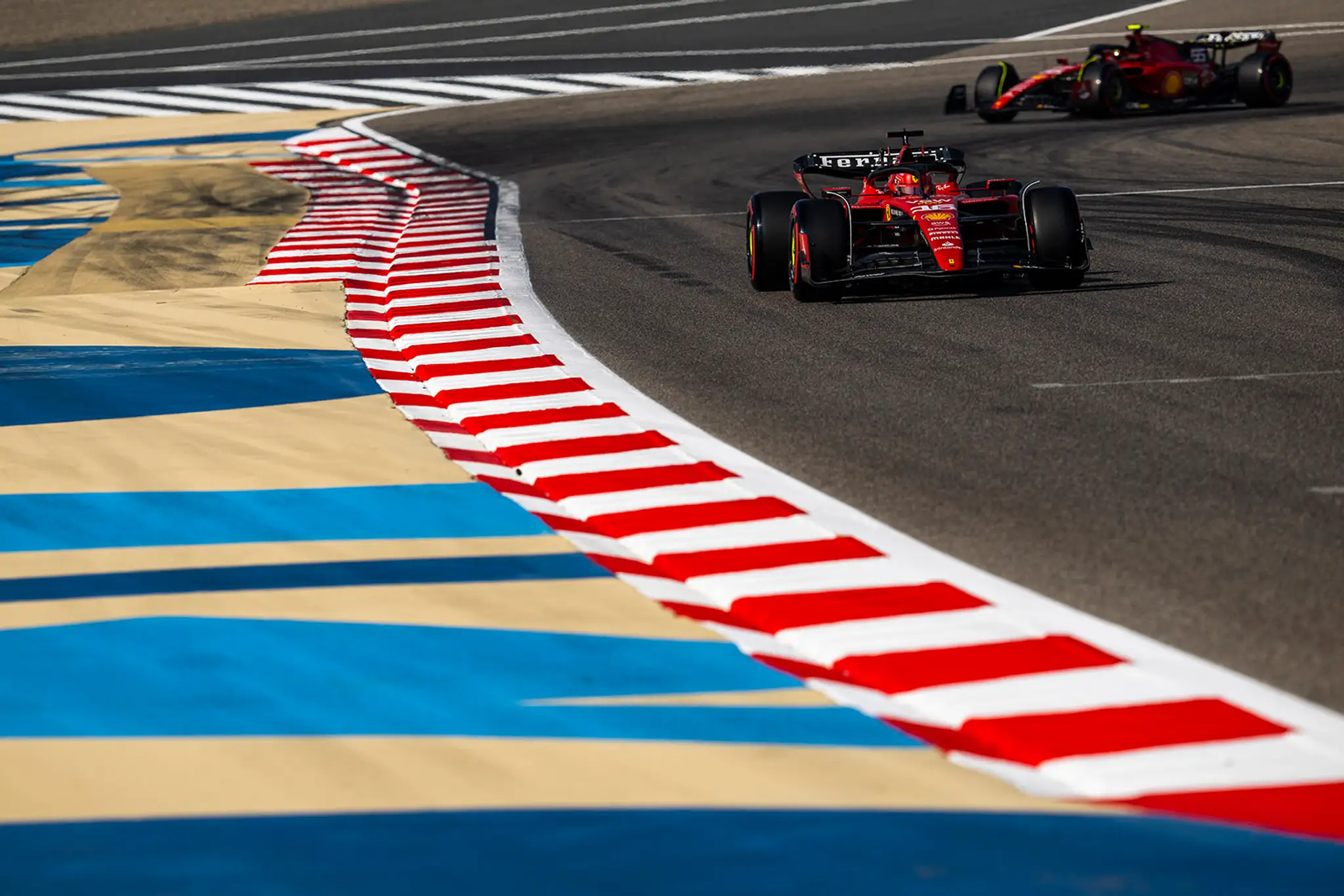 Charles Leclerc počas víkendových tréningov v Bahrajne