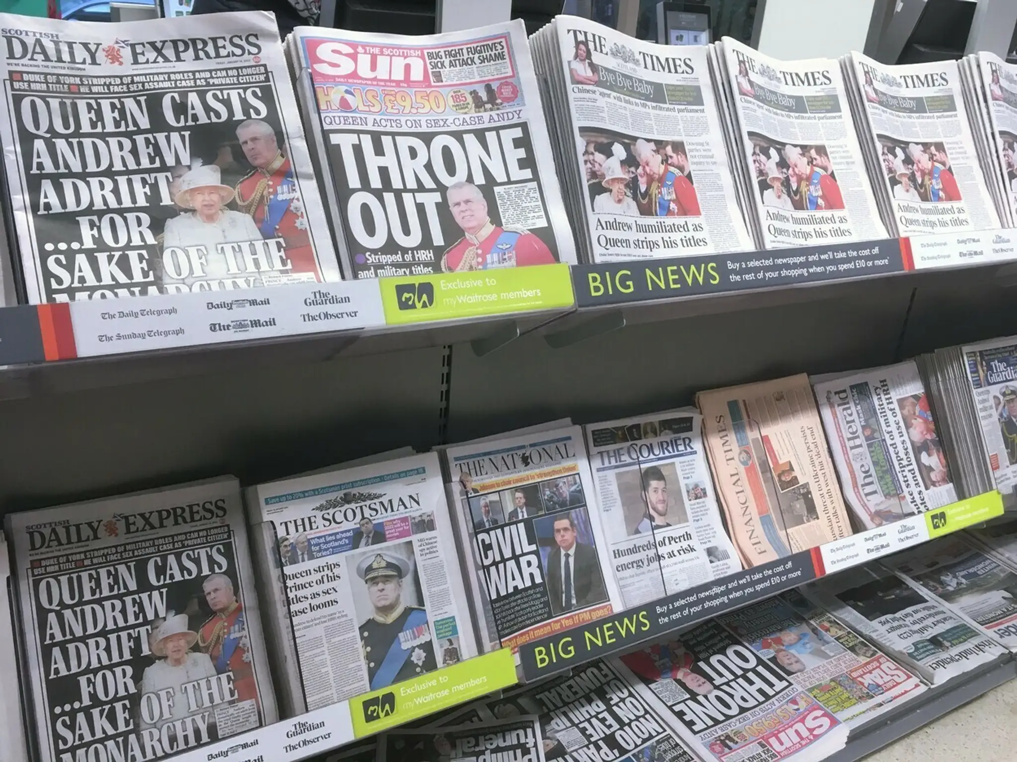 Kauza princa Andrewa plní titulky britských novín.