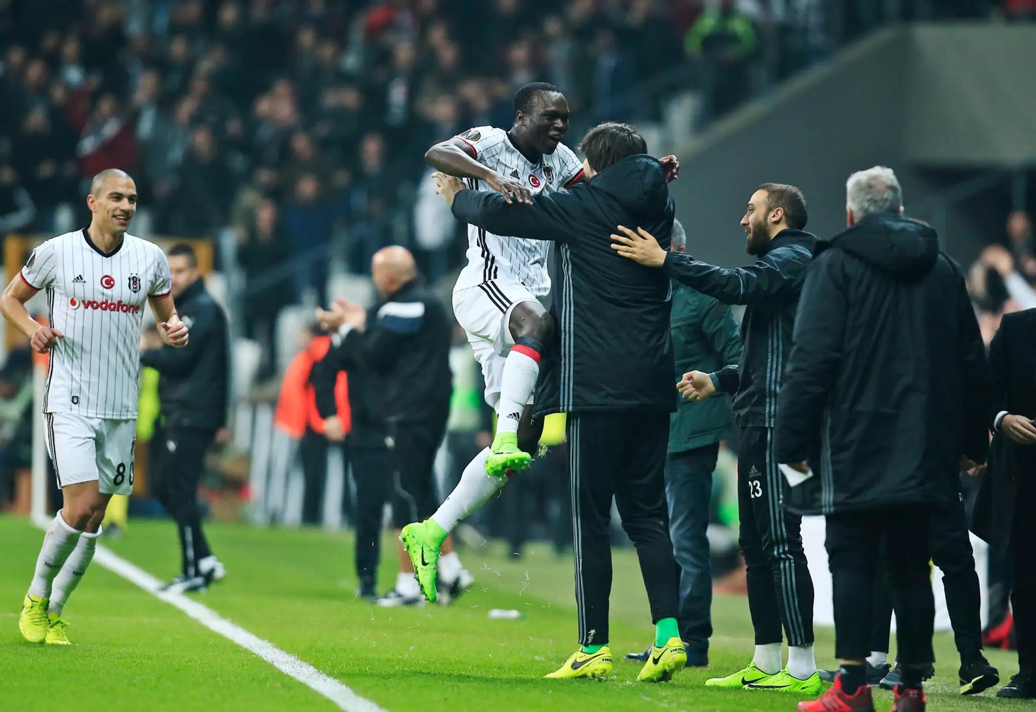 Vincent Aboubakar z Besiktasu oslavuje s trénerom svoj gól v šestnásťfinále EL proti Hapoelu Beer-ševa.