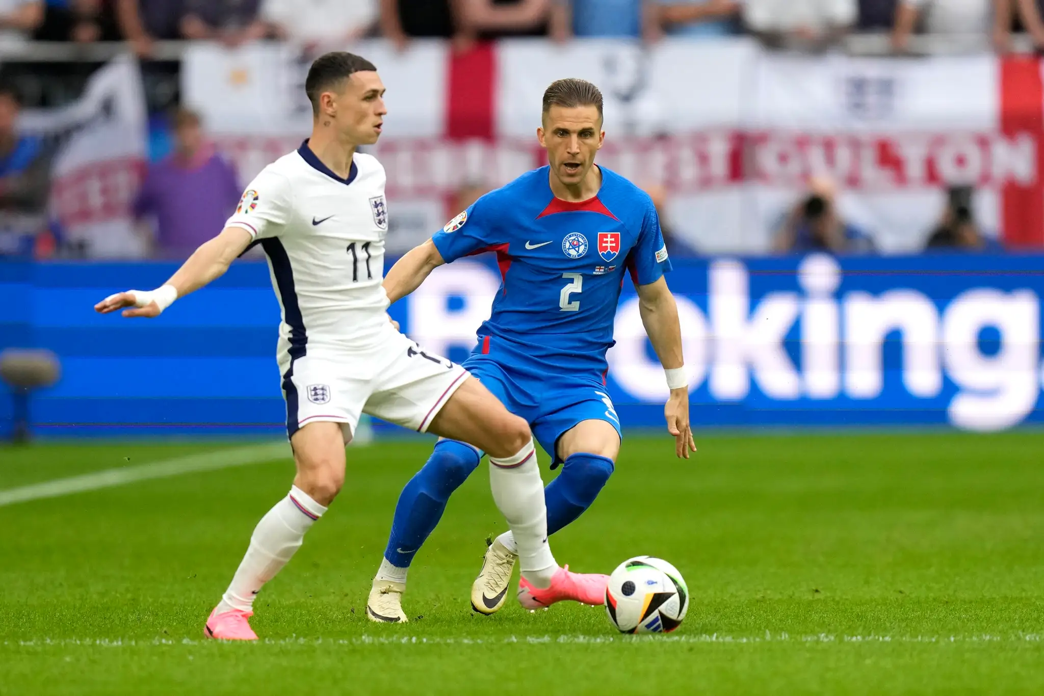 Zľava Angličan Phil Foden v súboji s Petrom Pekaríkom v osemfinále ME 2024.