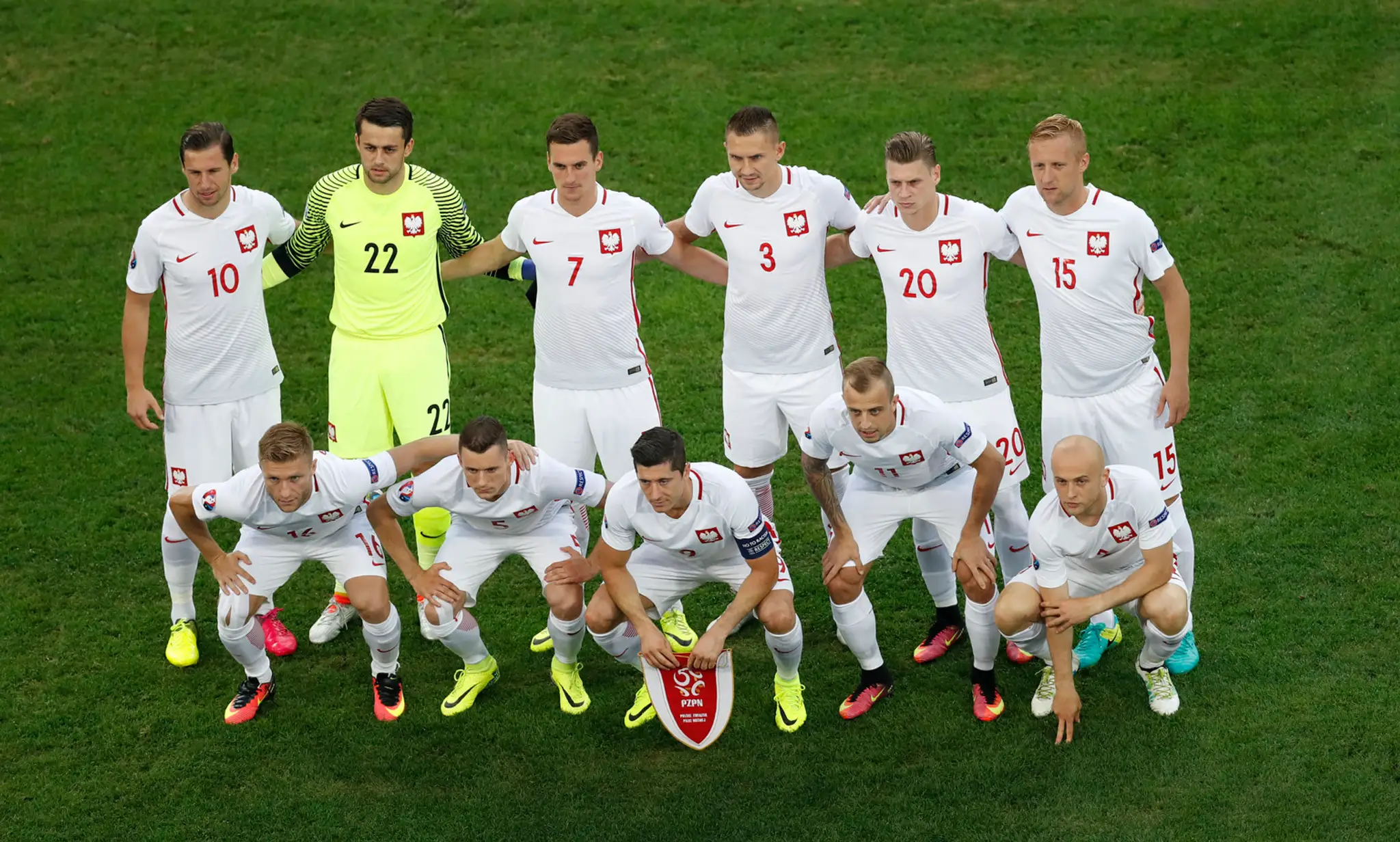 Základná jedenástka poľskej futbalovej reprezentácie pózuje pred začiatkom štvrťfinále proti Portugalsku.