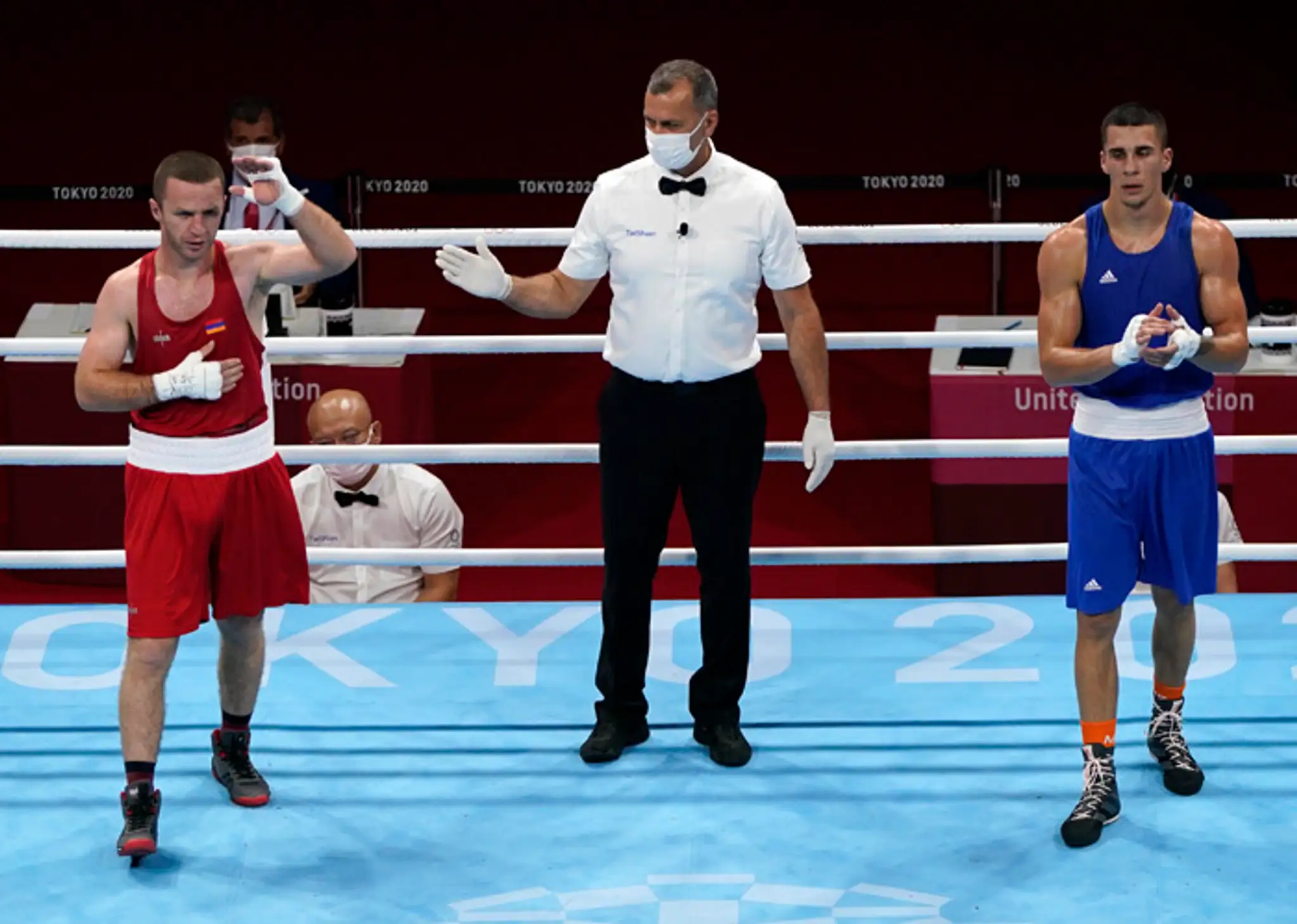 Arménsky boxer Arman Darčiňan (vľavo) sa teší po výhre nad Andrejom Csemezom.