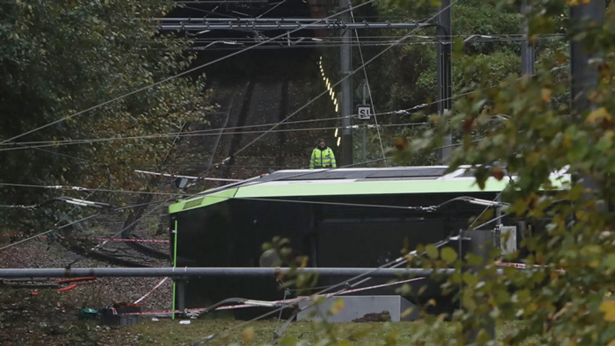Vykoľajená električka v juholondýnskej štvrti Croydon.