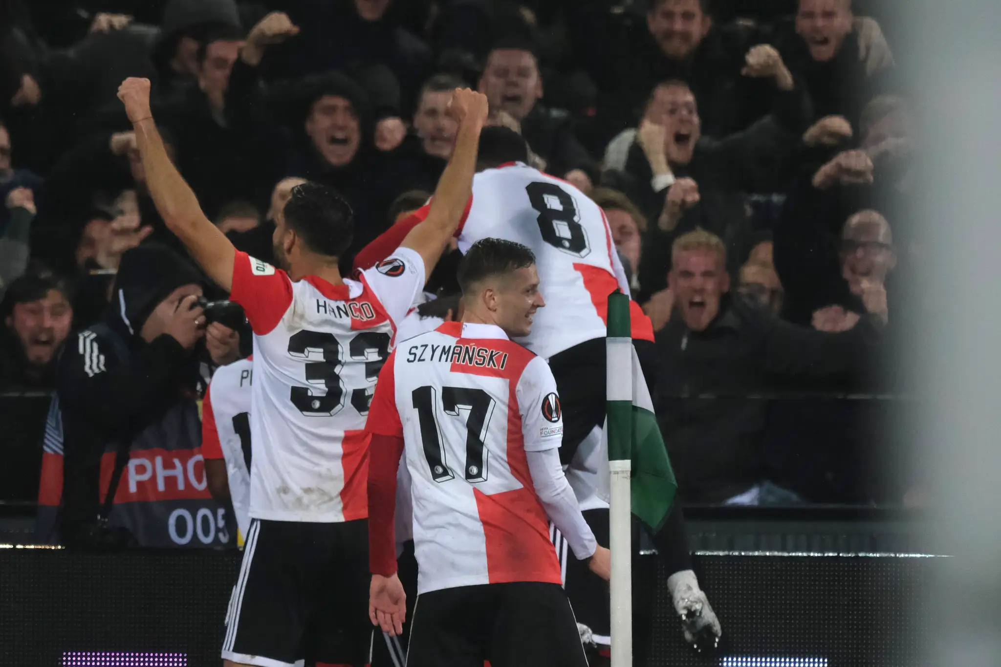 Hráči Feyenoordu oslavujú postupový gól