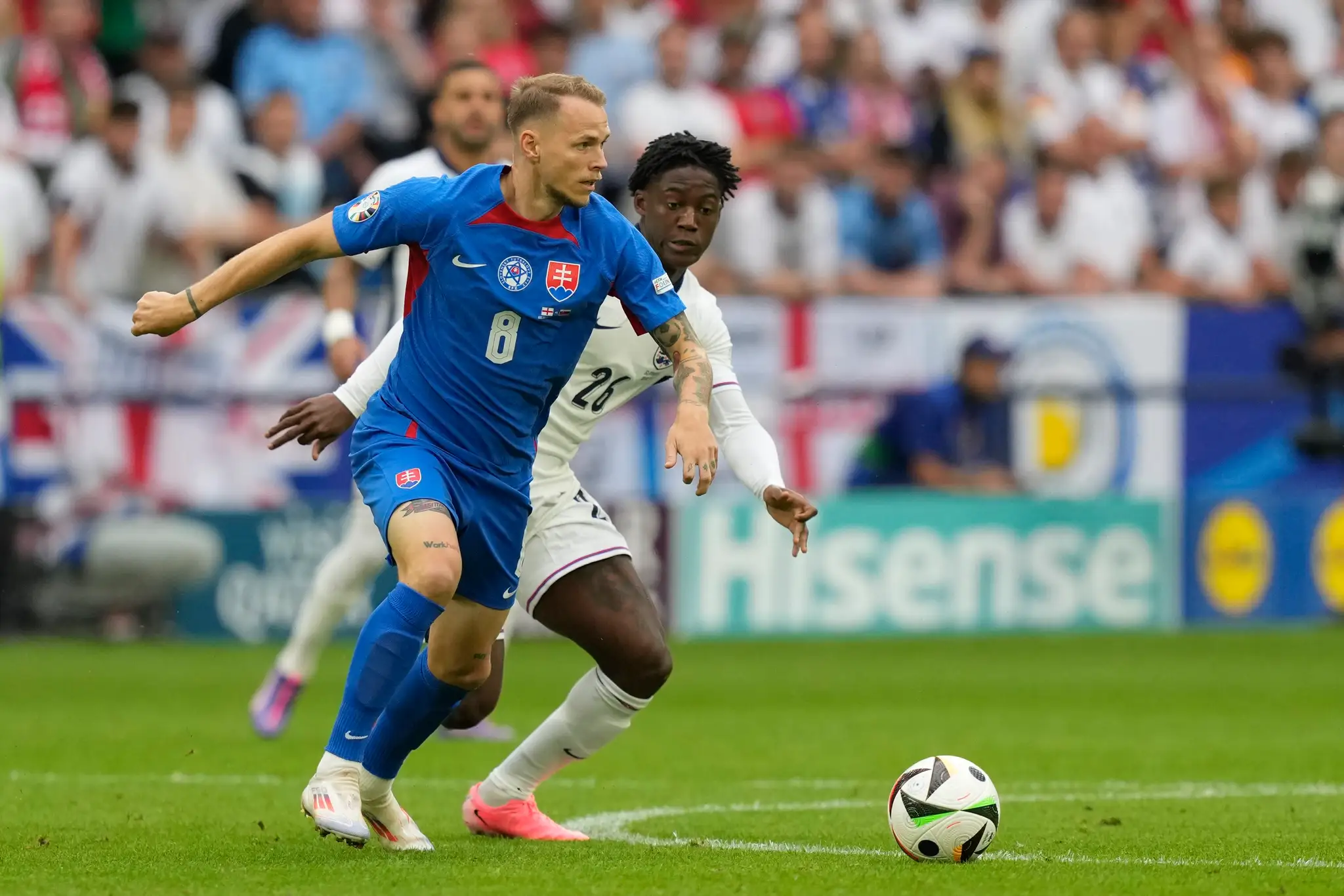 Zľava Ondrej Duda a Angličan Kobbie Mainoo v osemfinále ME 2024.