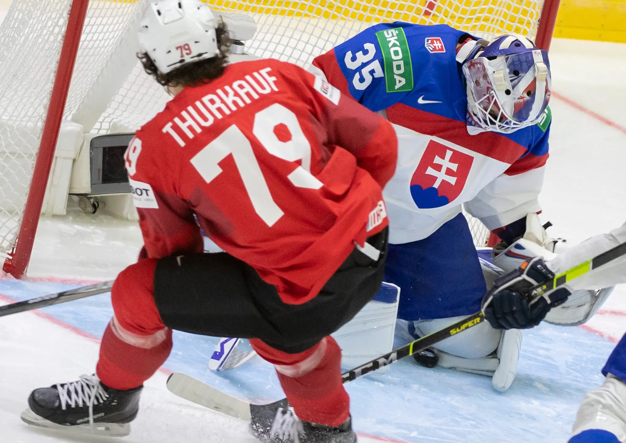 Na snímke vpravo brankár Adam Húska (Slovensko) a vľavo Calvin Thurkauf (Švajčiarsko).