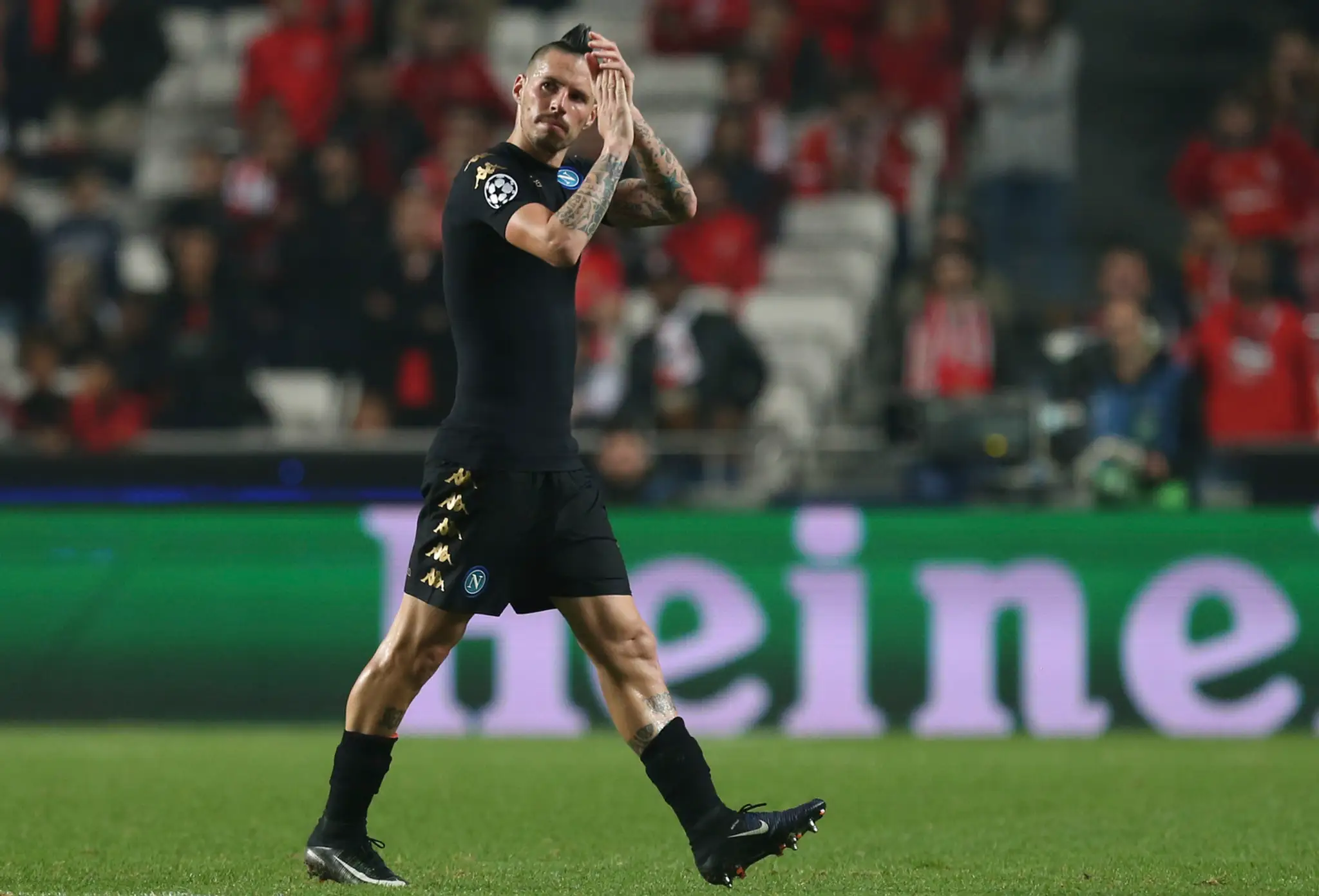 Kapitán Neapola Marek Hamšík tlieska priaznivcom po tom, čo schádza z ihriska v dueli LM na pôde Benficy.
