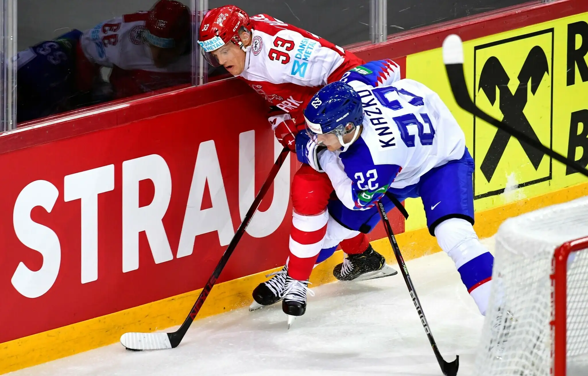 Na snímke vľavo hokejista Peter Cehlárik (Slovensko) sa teší z gólu.