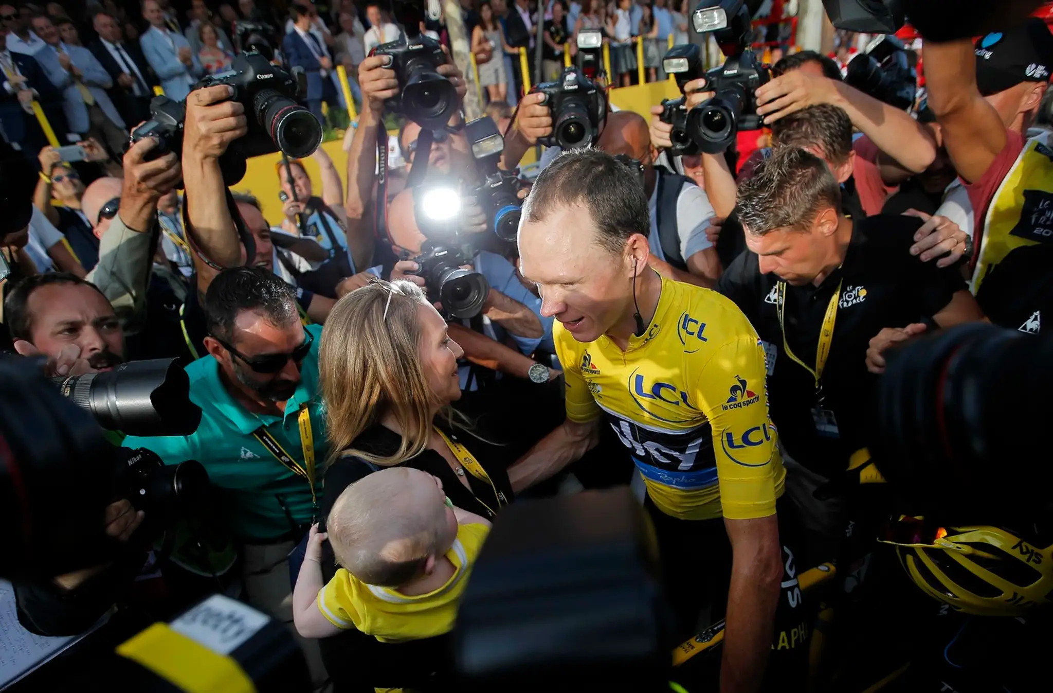 Celkový víťaz Tour de France 2016 Christopher Froome v cieli s rodinou.