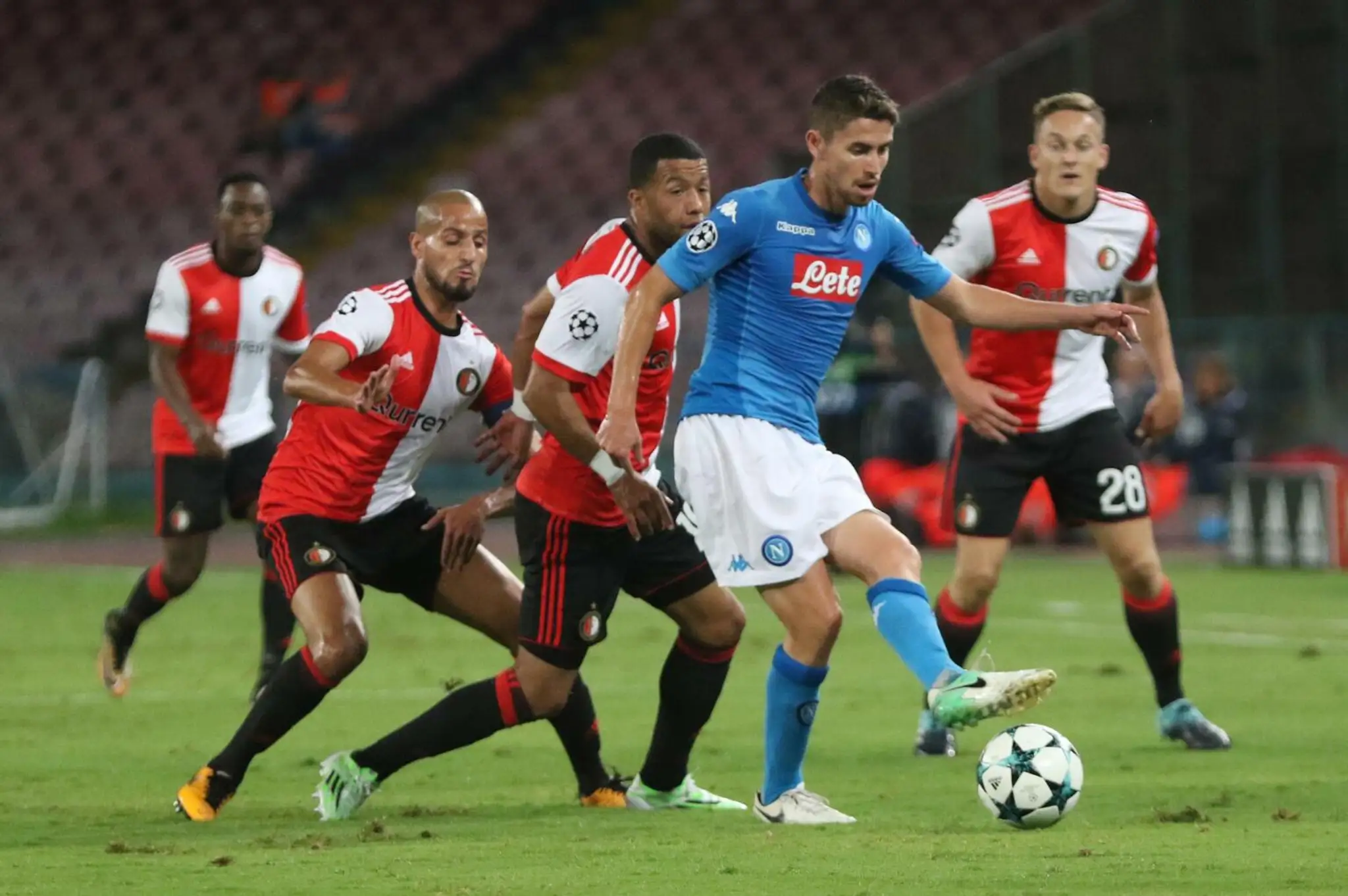 Fernando (dole s číslom 11) zo Spartaka Moskva je strelcom gólu v sieti Liverpoolu v dueli LM.