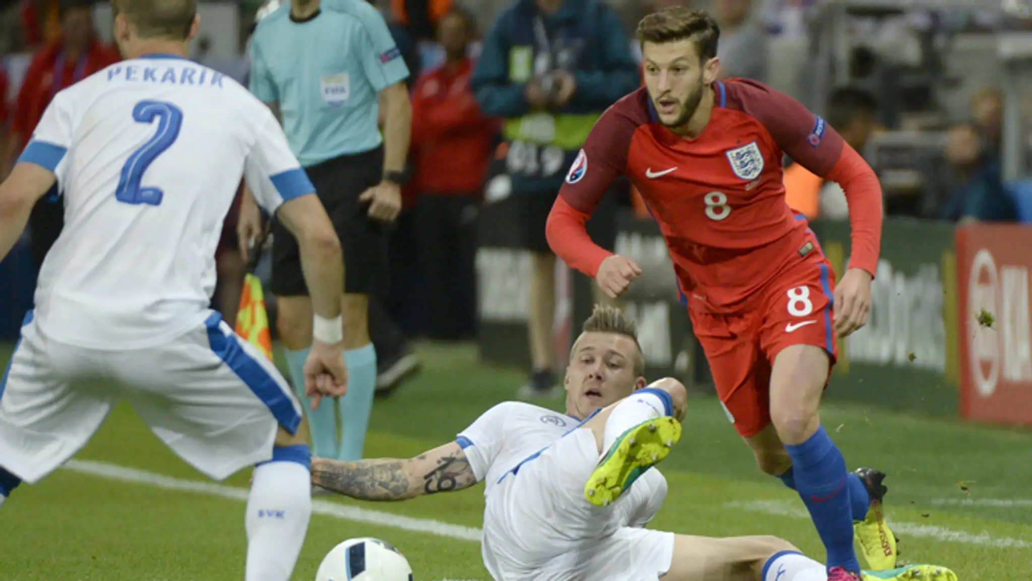 Juraj Kucka, Adam Lallana (Anglicko) a vľavo Peter Pekarík.
