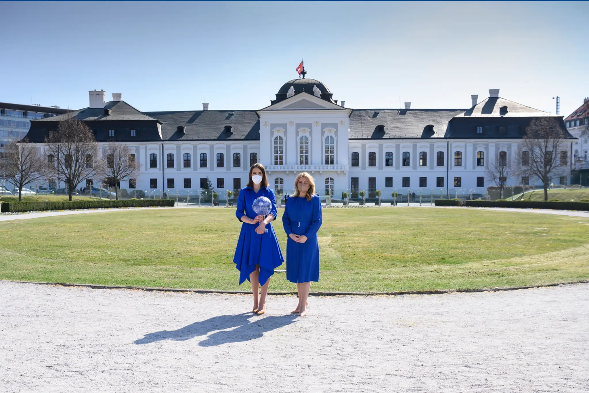 Na snímke vpravo prezidentka SR Zuzana Čaputová, ktorá prijala Petru Vlhovú v záhrade Prezidentského paláca.