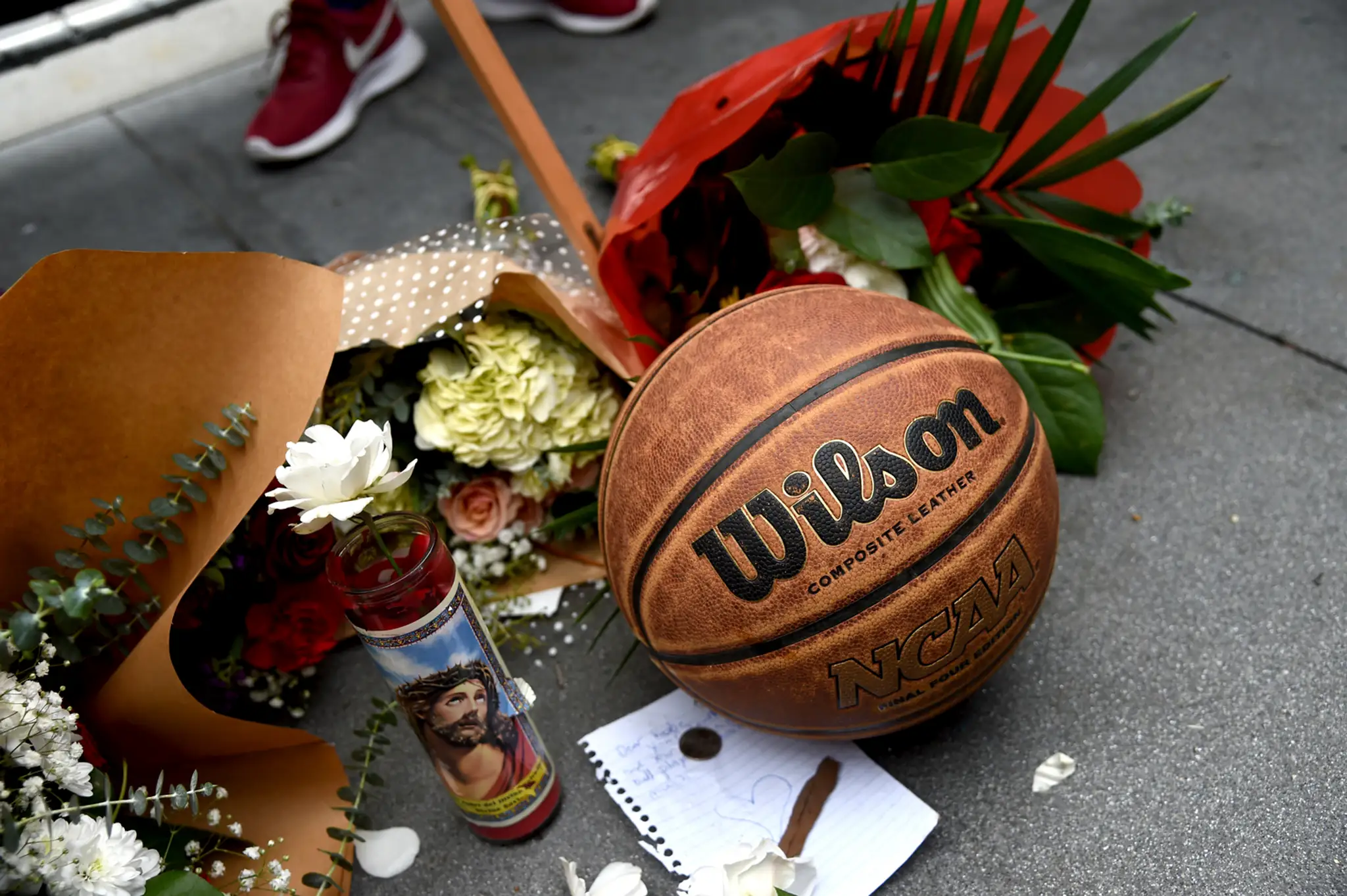 Josh Hart z New Orleandu s nápisom "Legendy sú večné" na počesť Kobeyho Bryanta.