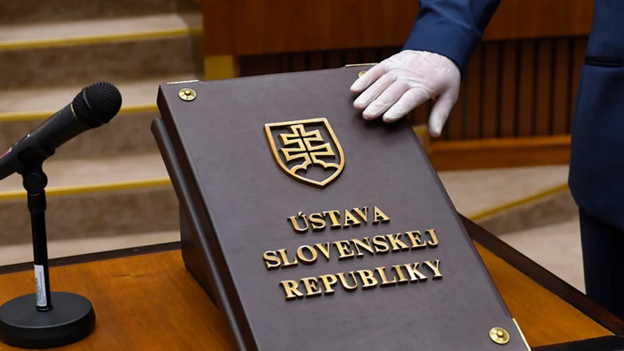 Ján Ferenčák (SMER-SD) si dezinfikuje ruky v rokovacej sále pred zložením sľubu.
