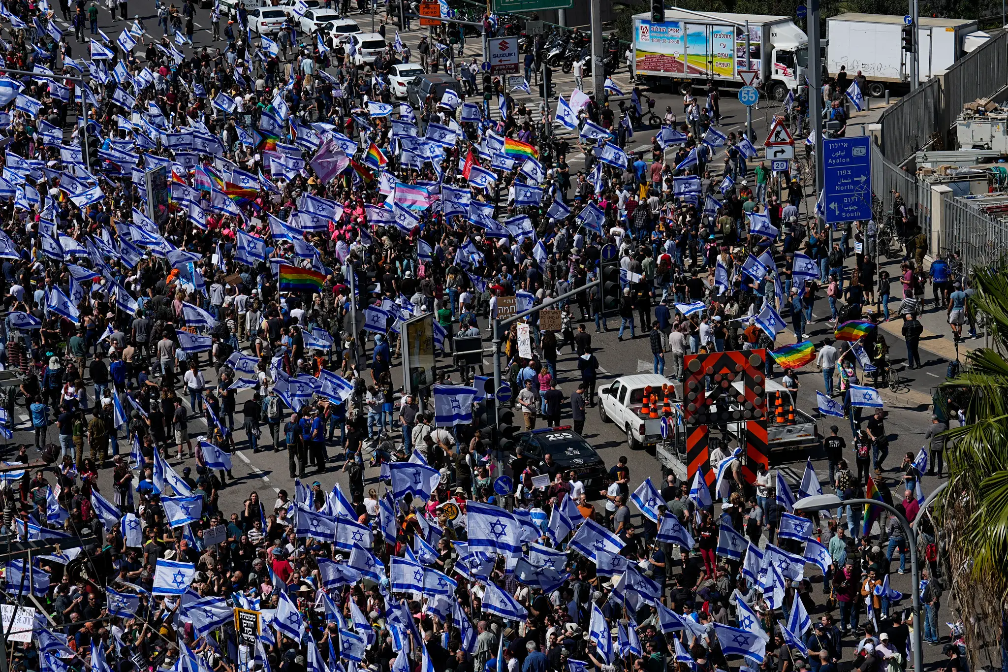 Izraelčania sa zhromažďujú počas protestu proti vládnemu návrhu súdnej reformy nového premiéra Benjamina Netanjahua v Tel Avive.