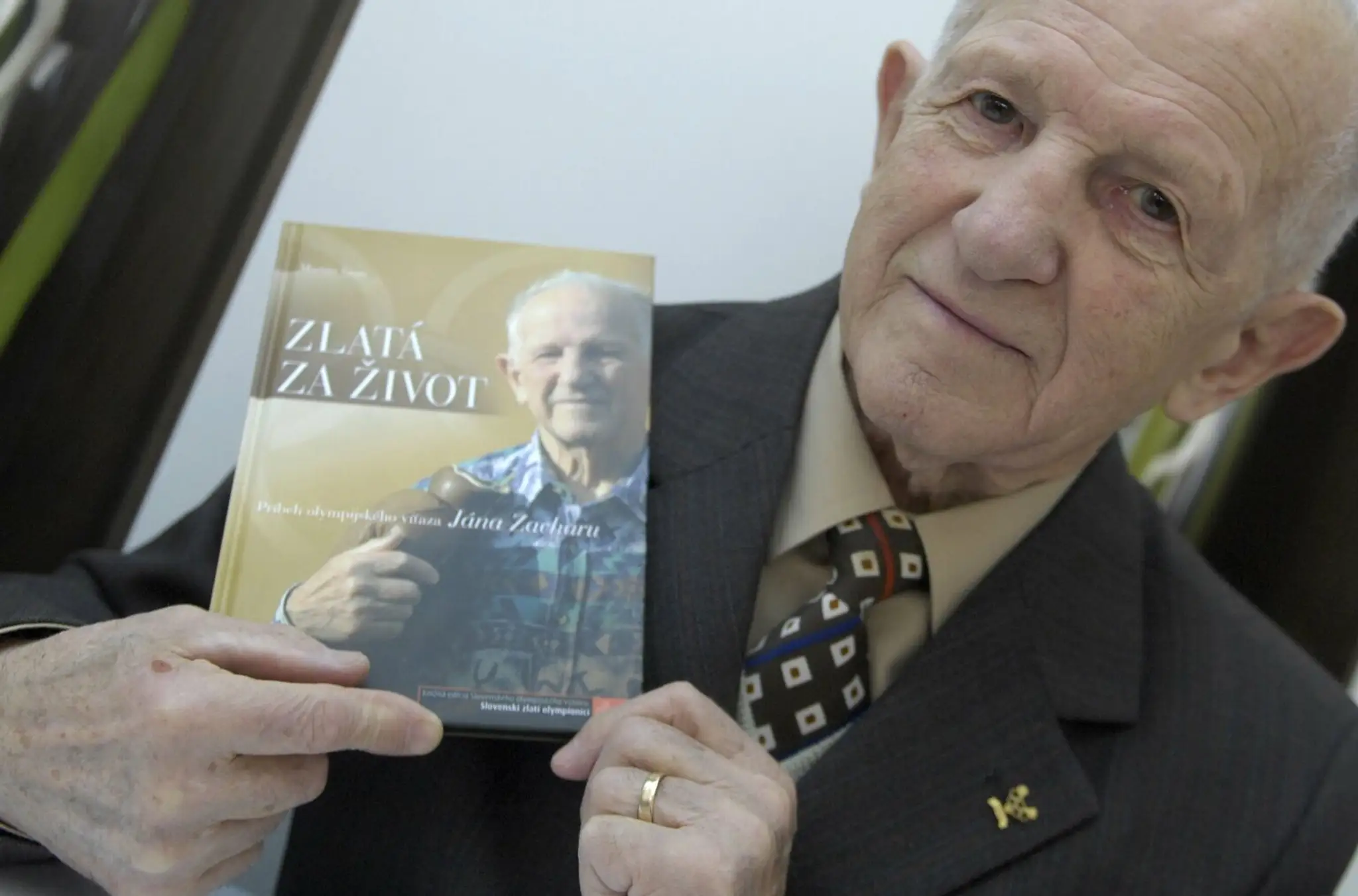 Olympijský víťaz v boxe 1952 Ján Zachara so svojou knihou "Zlatá za život".