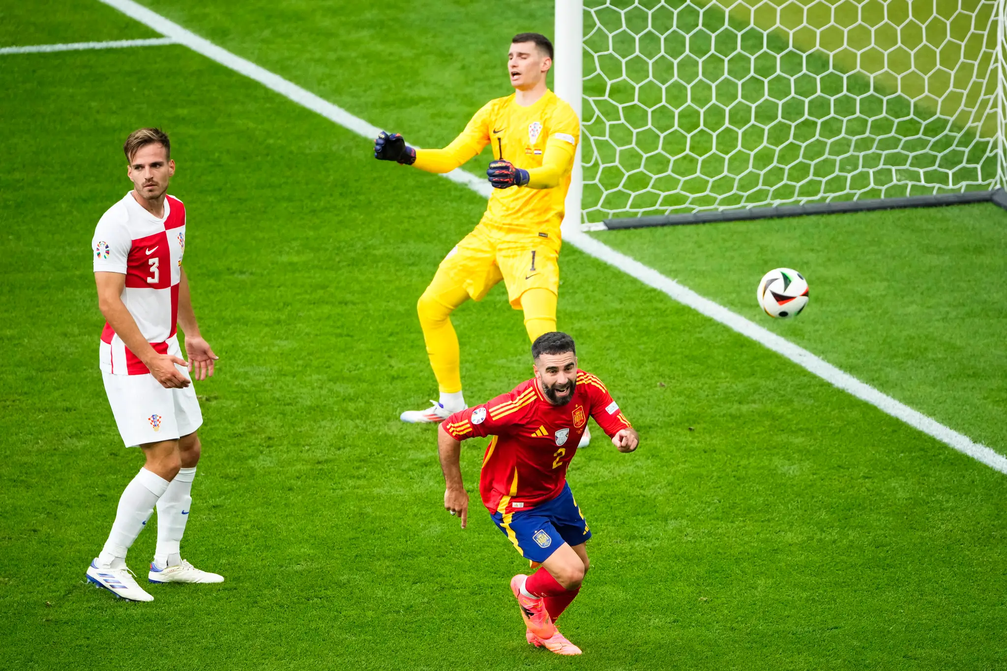 Na snímke v popredí španielsky obrancaDani Carvajal oslavuje svoj gól.