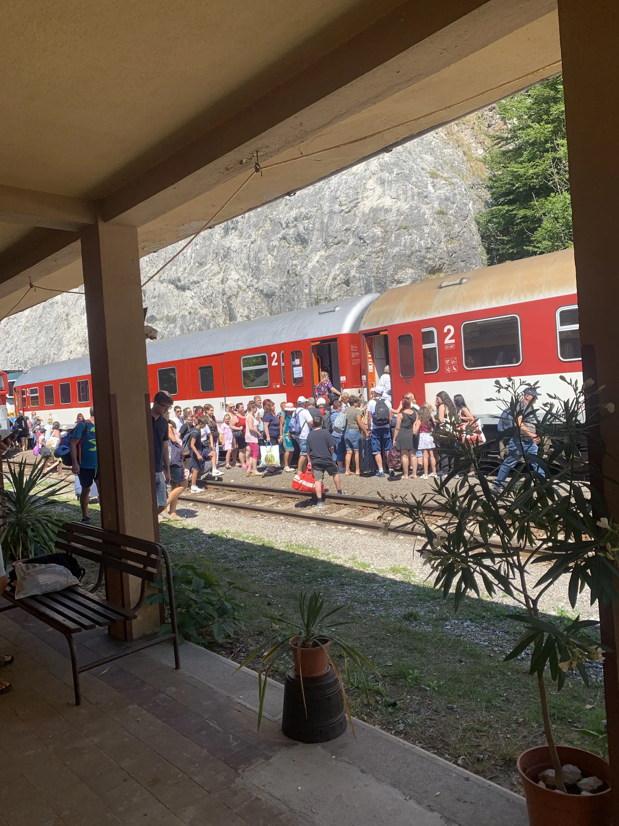 Cestujúci po presune prestupovali do druhého vlaku.