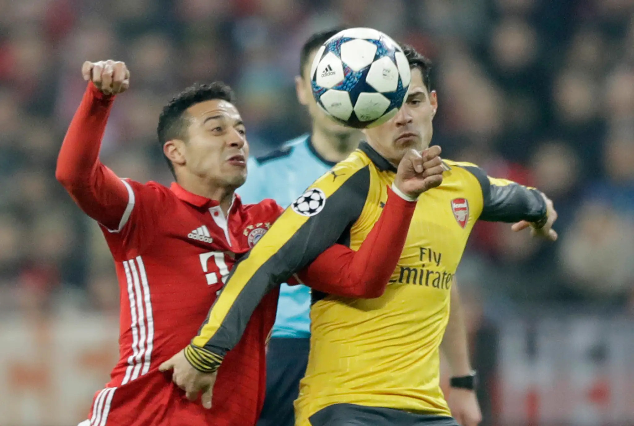 Thiago Alcantara (vľavo) z Bayernu bojuje o loptu s Granitom Xhakom z Arsenalu v osemfinále LM.