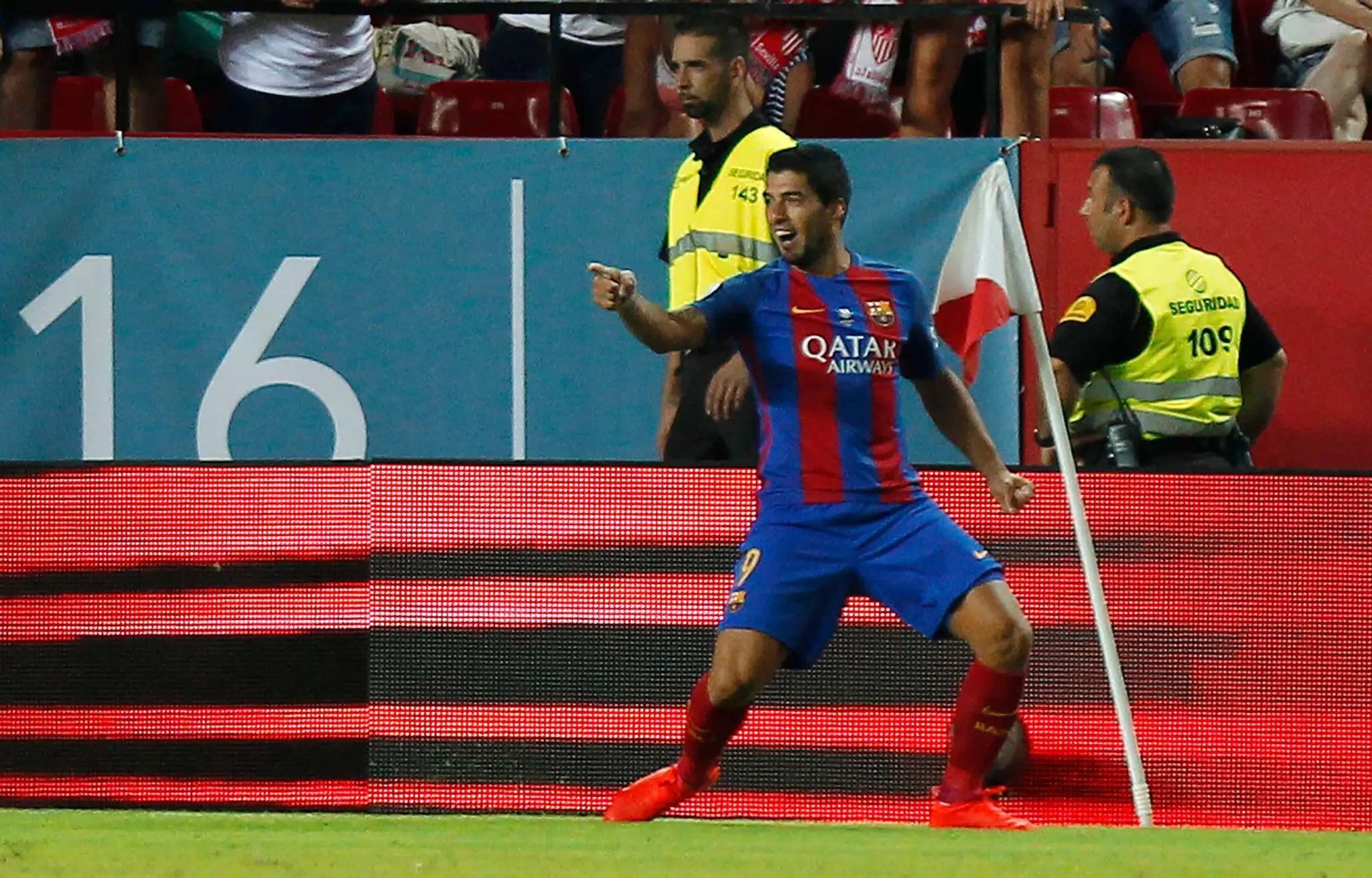 Luis Suárez z FC Barcelona sa raduje z gólu do siete Sevilly v španielskom Superpohári
