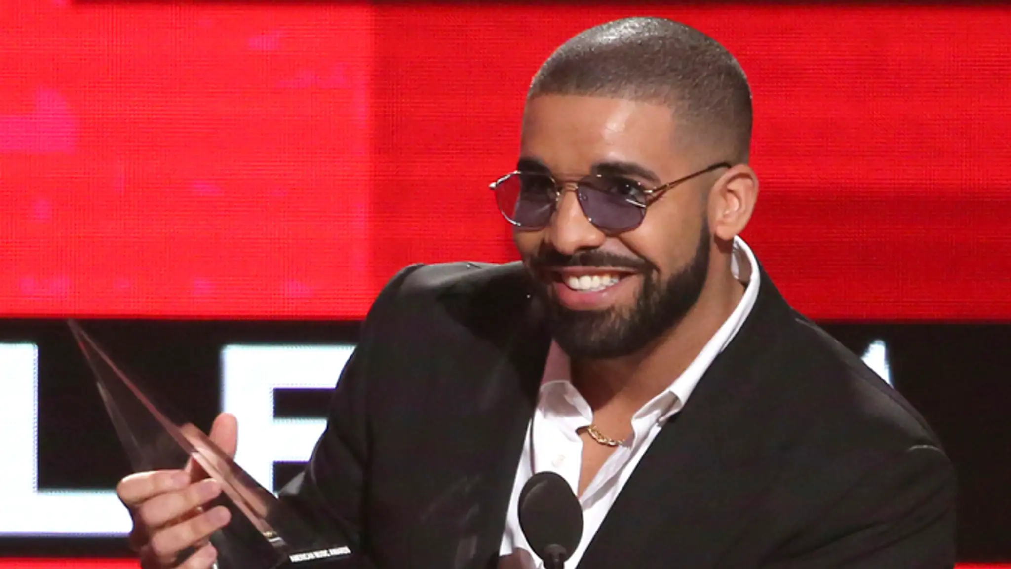 Kanadský rapper, spevák a skladateľ Drake.