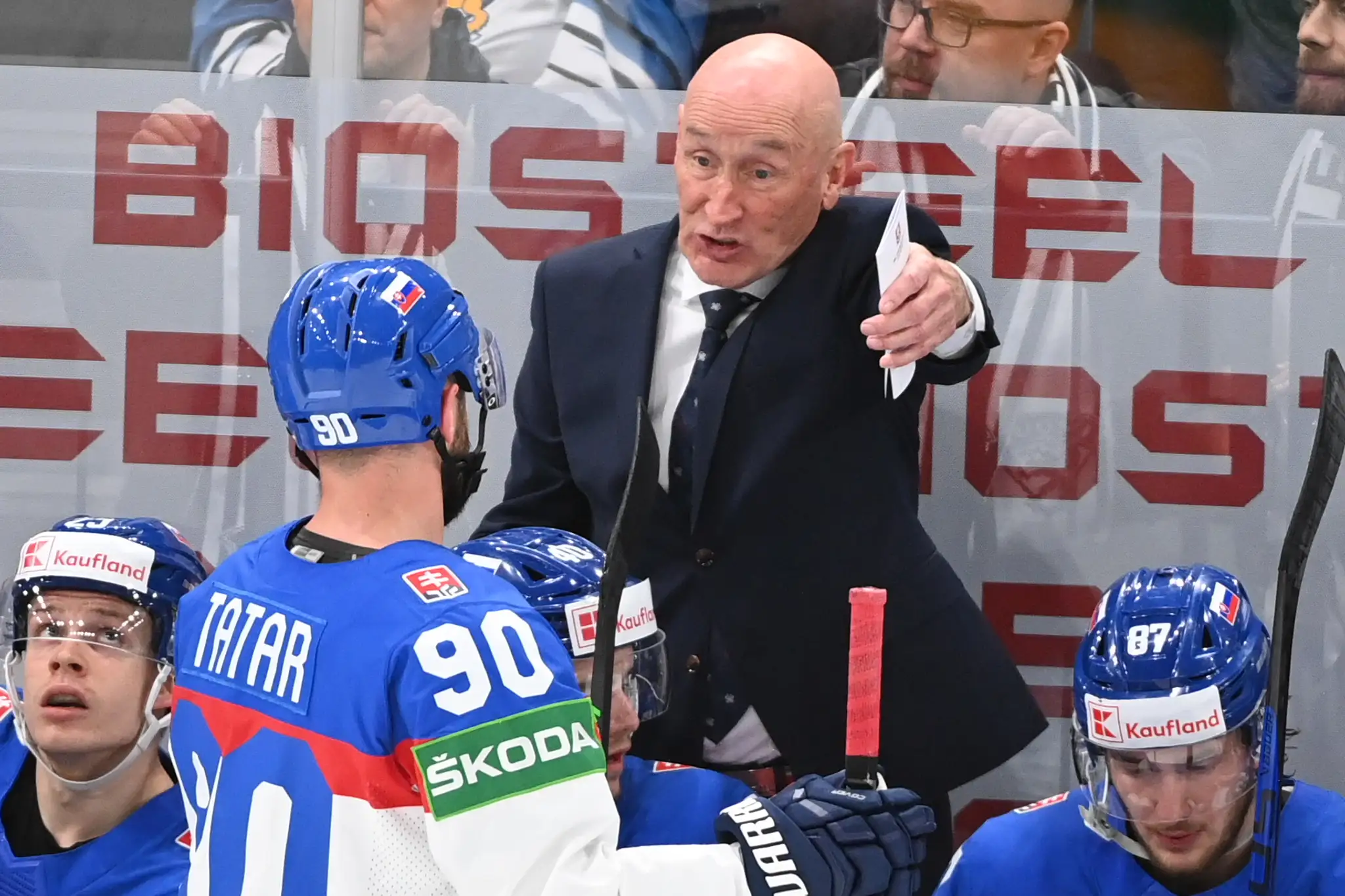 Tréner slovenskej hokejovej reprezentácie Craig Ramsay a kapitán Tomáš Tatar sa rozprávajú na striedačke vo štvrťfinále MS 2022 proti Fínsku.