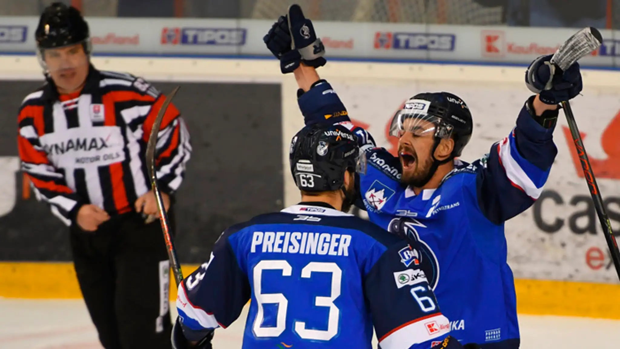 Vpravo útočník Michael Vandas a spoluhráč Miroslav Preisinger (obaja HK Poprad).