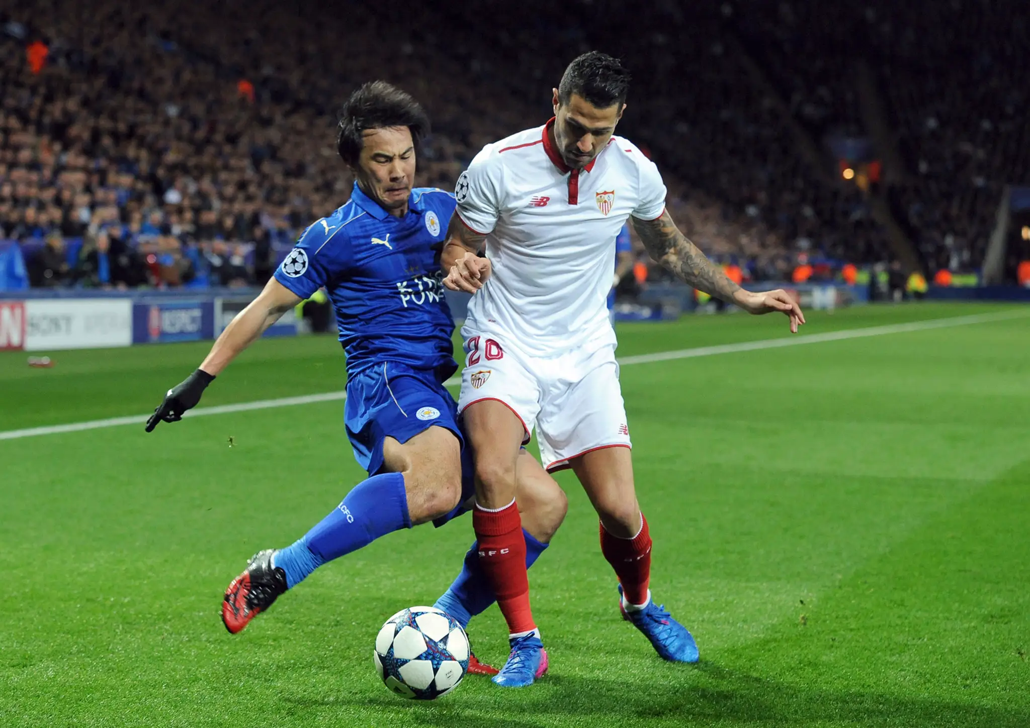 Shinji Okazaki (vľavo) z Leicestru bojuje o loptu s Vitolom zo Seville v odvete osemfinále LM.