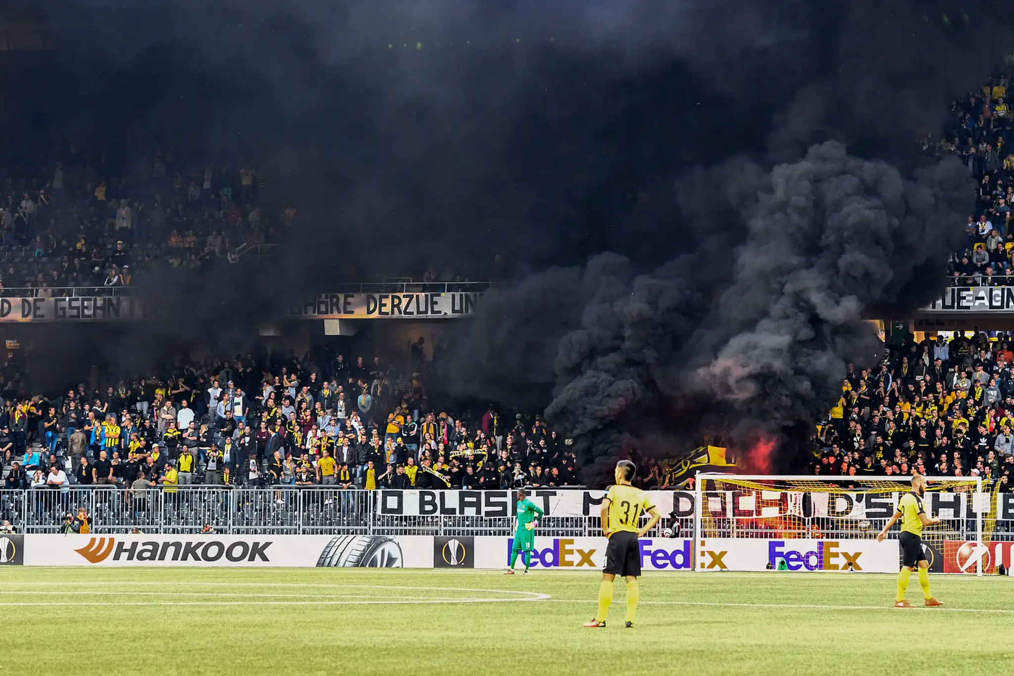 Oheň v sektore fanúšikov Young Boys Bern.jpg