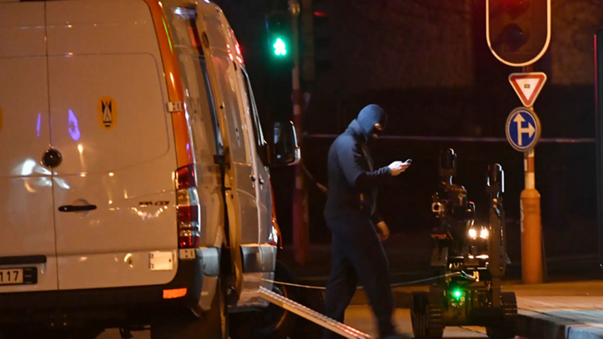 Pyrotechnik belgickej polície pracuje s robotom počas zásahu v uzavretej časti Bruselu.