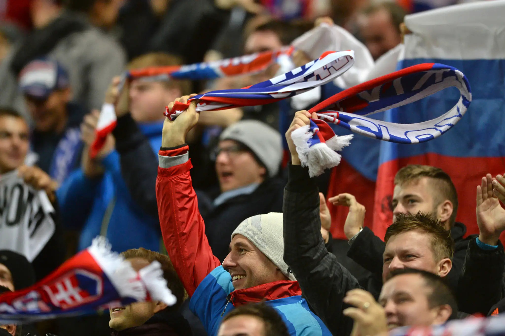 Slovenskí fanúšikovia sa radujú v kvalifikačnom zápase MS 2018 proti Škótsku.