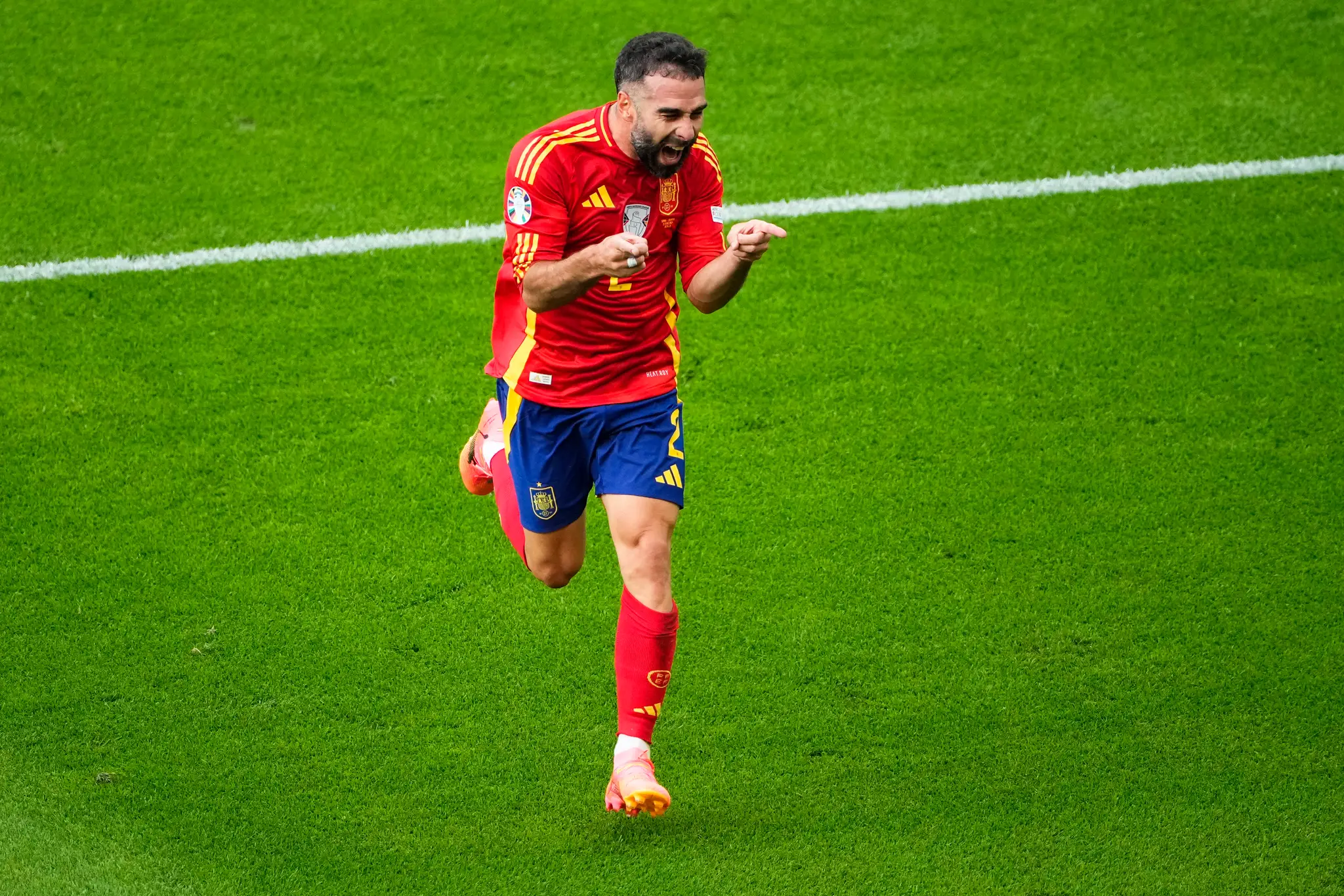 Na snímke španielsky obranca Dani Carvajal oslavuje svoj gól.