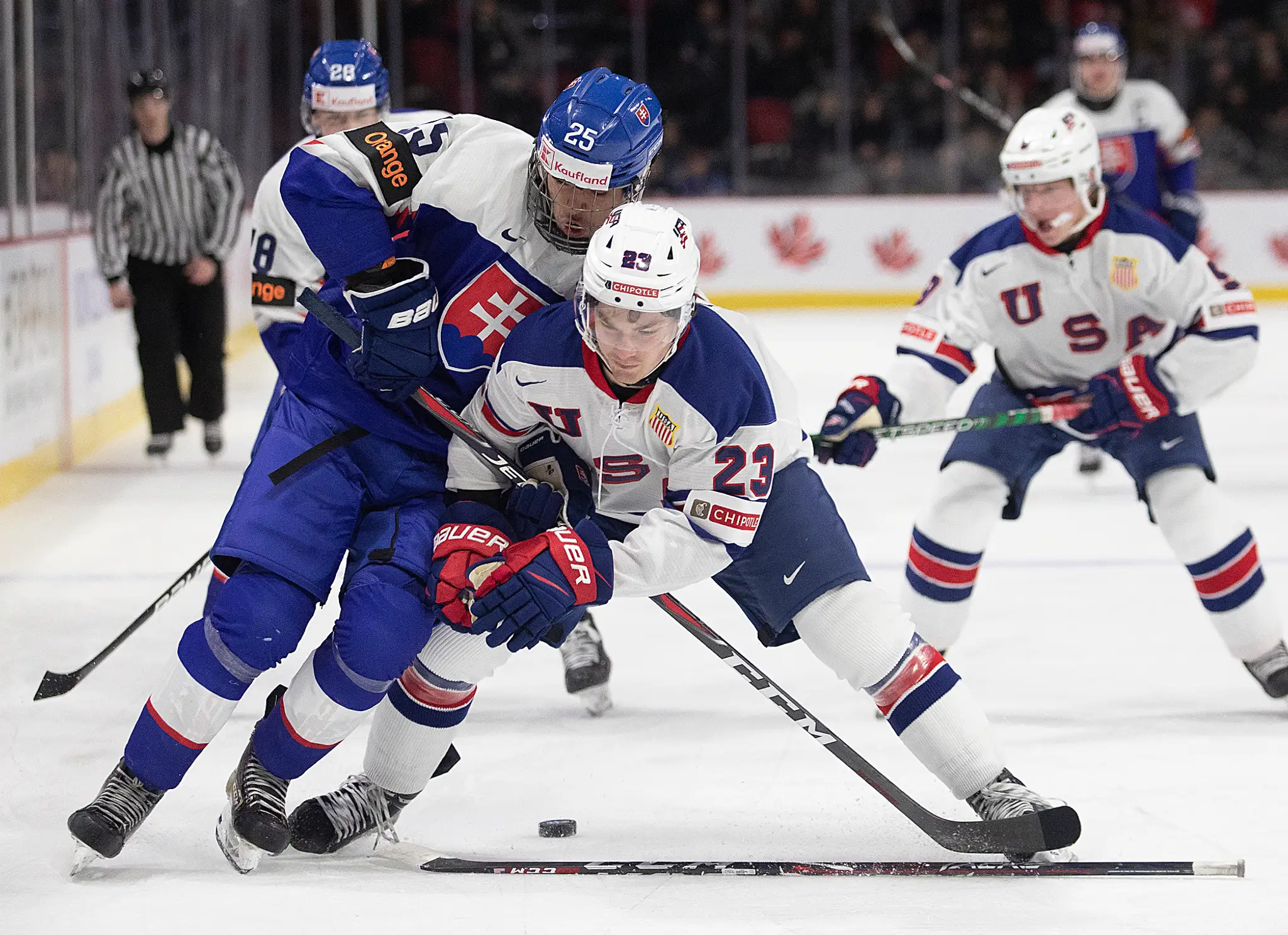 Zo zápasu Slovensko - USA na juniorských majstrovstvách sveta.