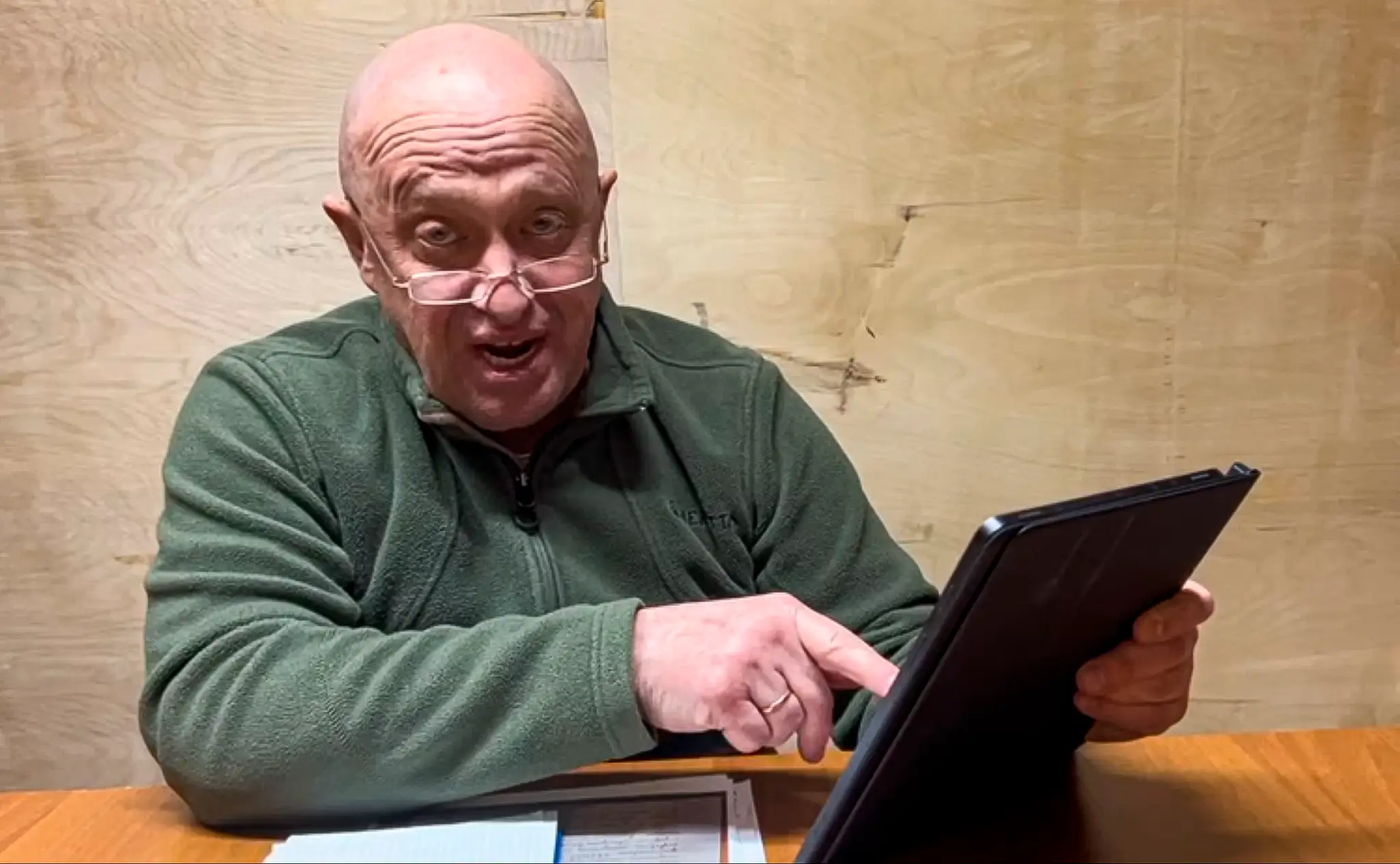 Jevgenij Prigožin robí vyhlásenie z neznámeho miesta.