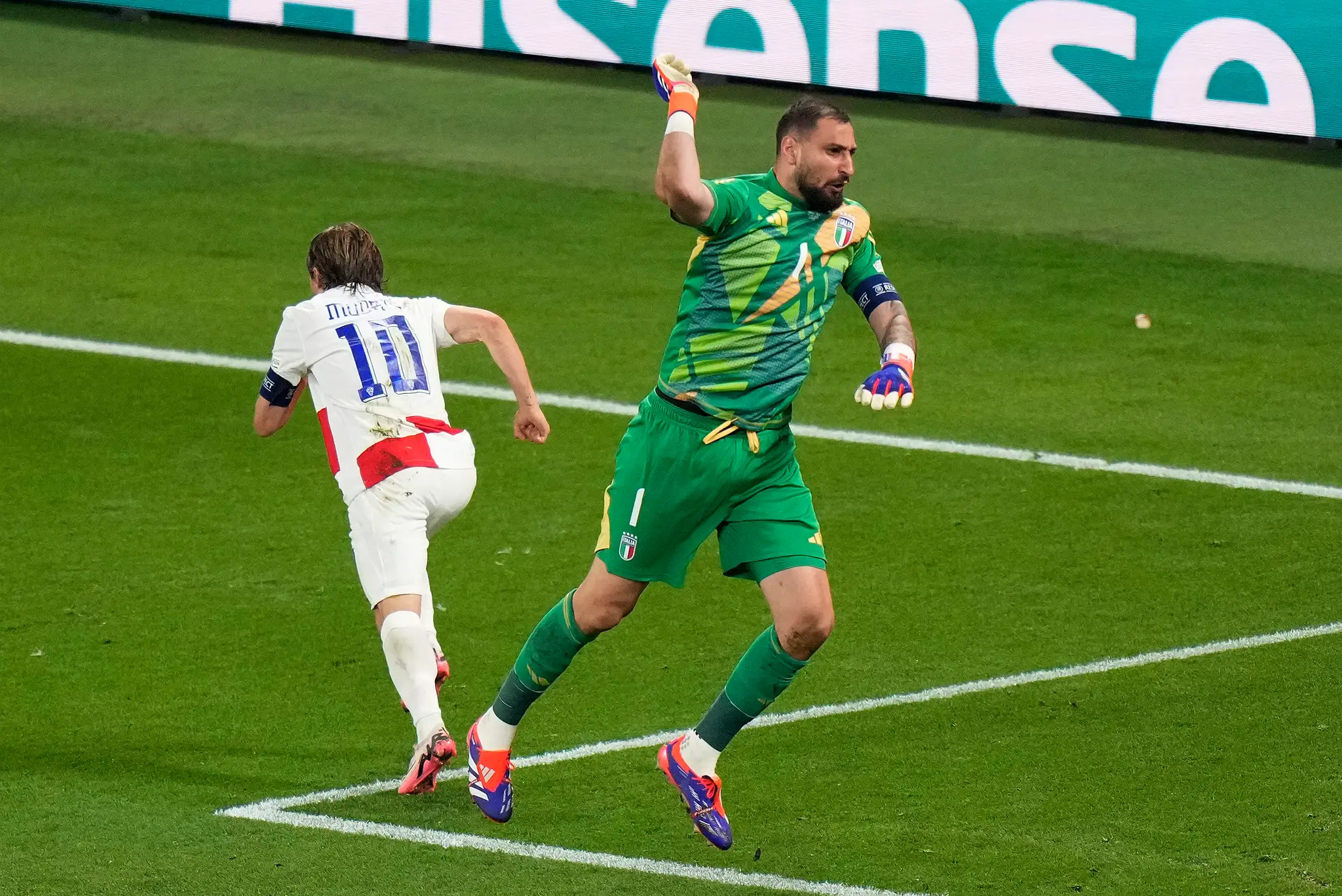 Taliansky brankár Gianluigi Donnarumma reaguje po inkasovanom góle proti Chorvátsku na ME 2024.