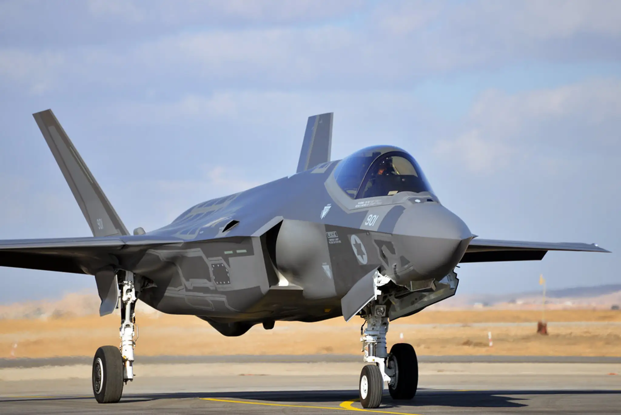 Izraelská stíhačka F-35I Adir na pristávacej dráhe