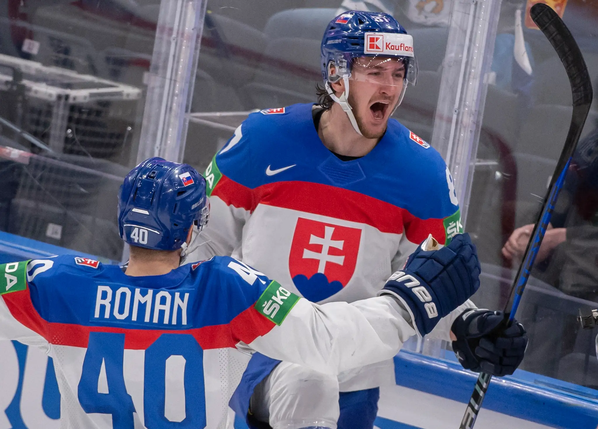 Na snímke slovenskí hokejisti sprava Pavol Regenda a Miloš Roman sa tešia po strelení gólu vo štvrťfinále MS 2022 proti Fínsku.