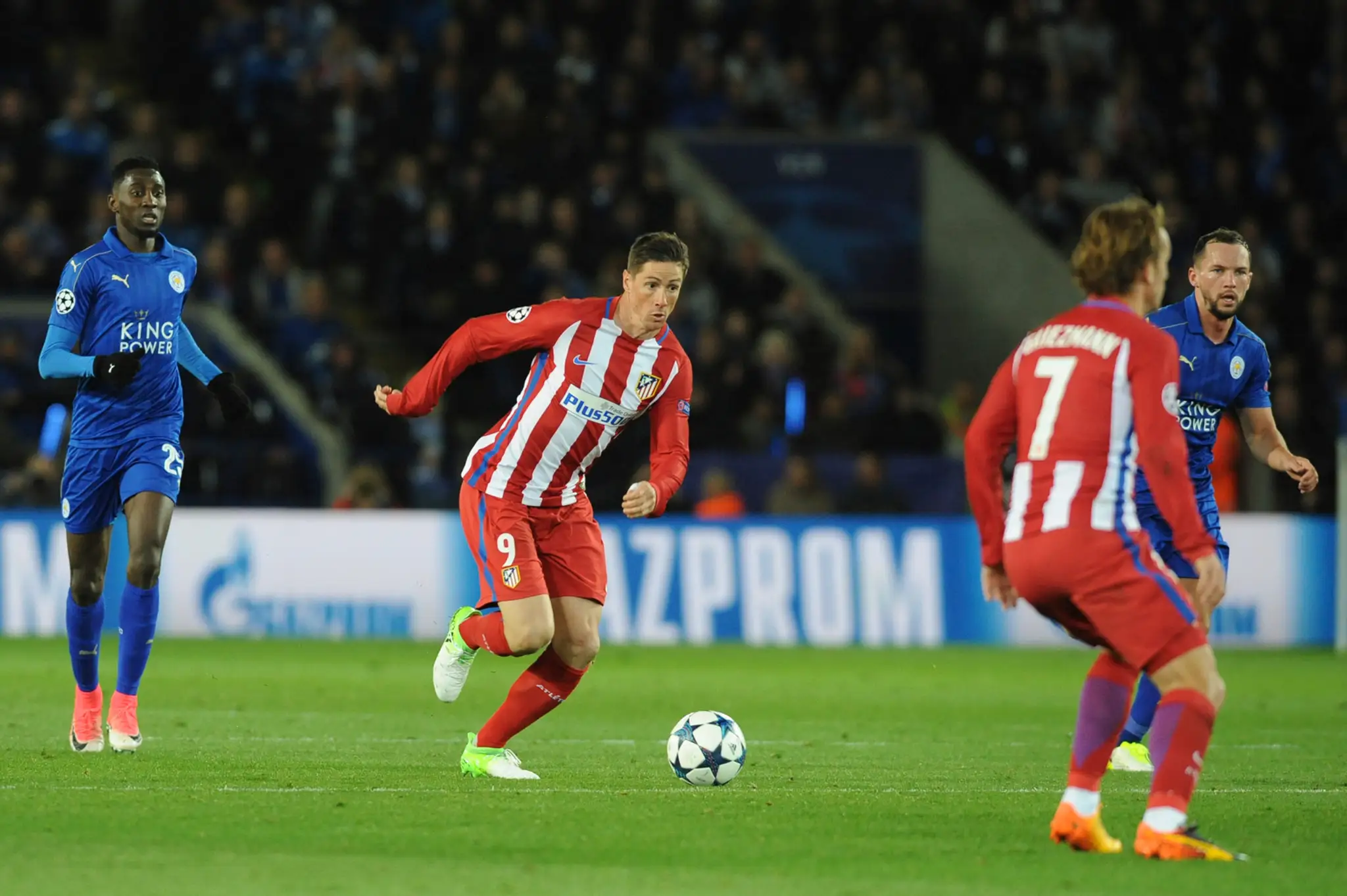 Fernando Torres z Atlética (v strede) uteká s loptou v odvete štvrťfinále LM proti Leicestru.