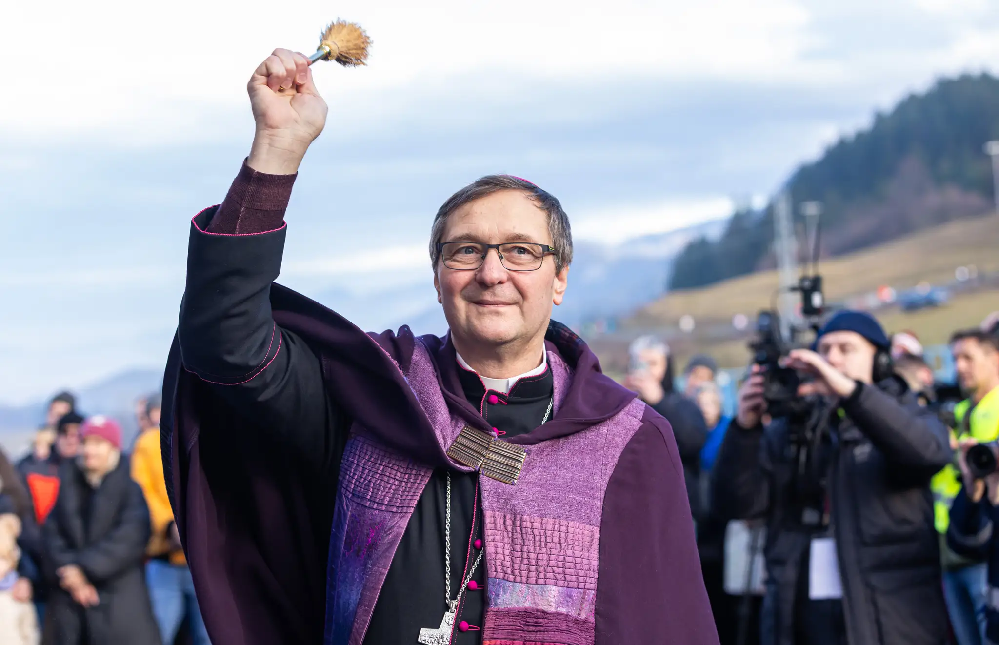Slovenský rímskokatolícky biskup Pavol Šajgalík počas slávnostného požehnania hasičskej stanice pri tuneli Višňové.