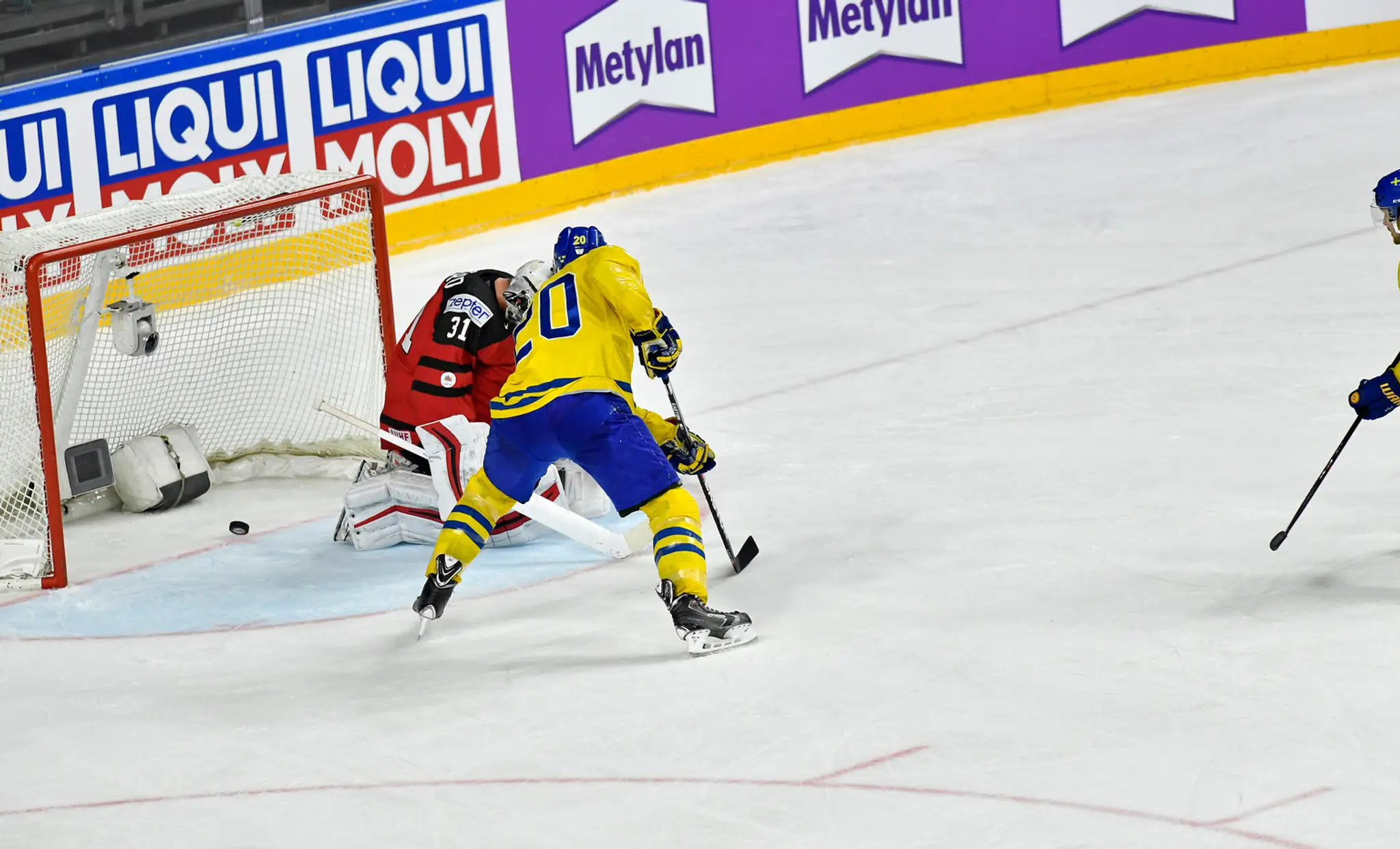 Victor Hedman strieľa otvárací gól zápasu.