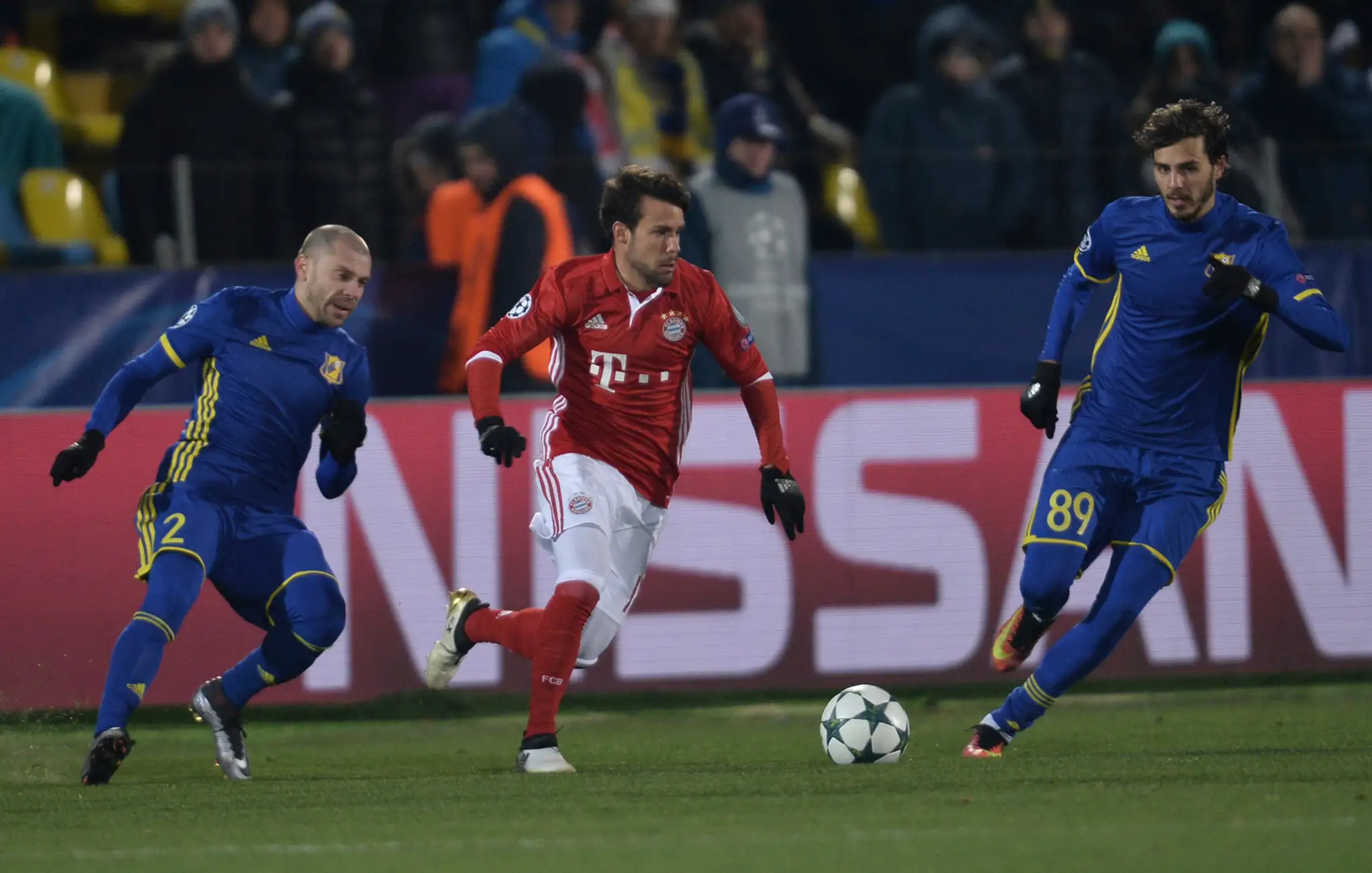 Juan Bernat (v strede) s Bayernu Mníchov pred dvojicou z Rostova Timofejom Kalačevom (vľavo) a Aleksandrom Erochinom v dueli LM.